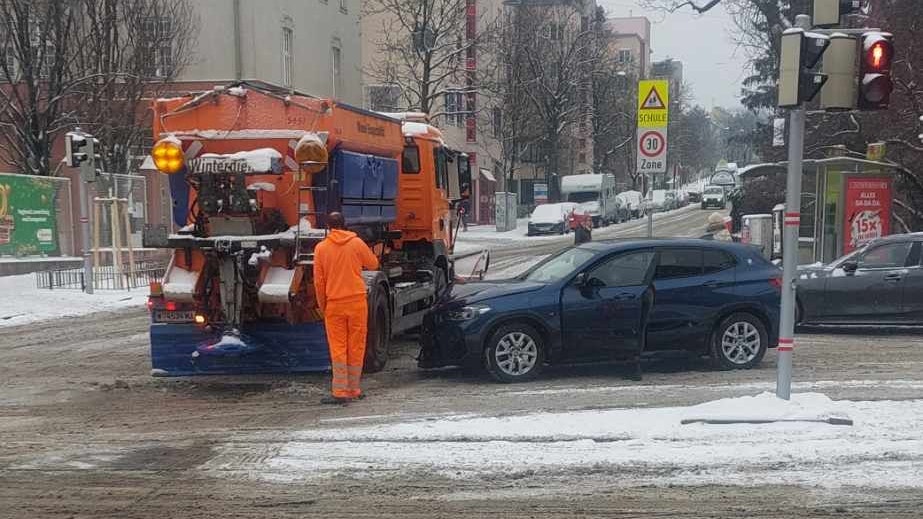 Das Streufahrzeug wurde von dem BMW erfasst. 