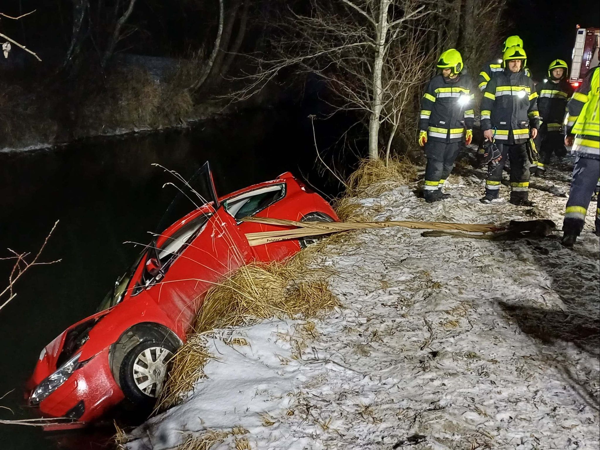 Heute.at - Sekunden vor Absturz! Auto hängt am Flussufer