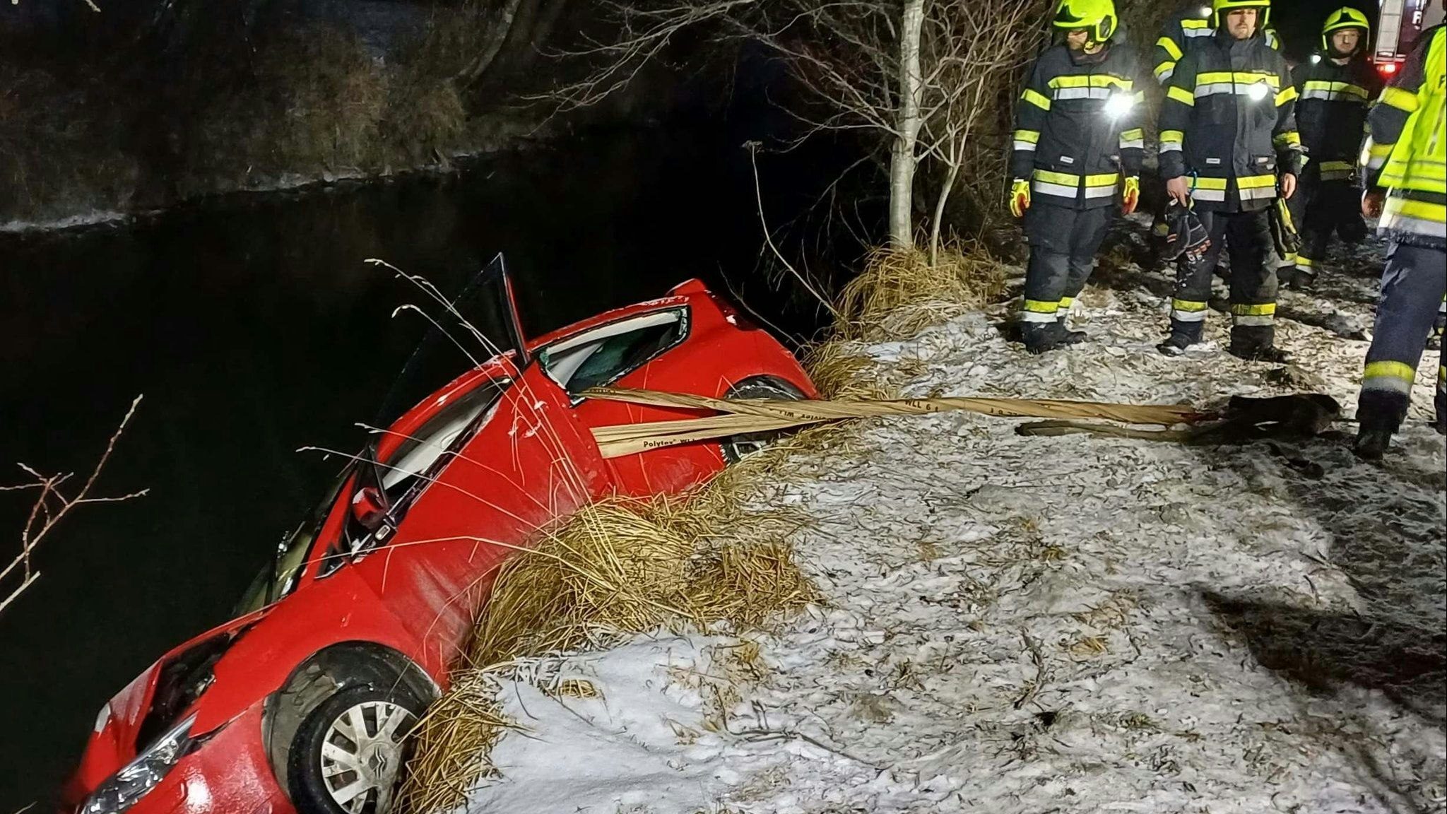 Heute.at - Sekunden vor Absturz! Auto hängt am Flussufer
