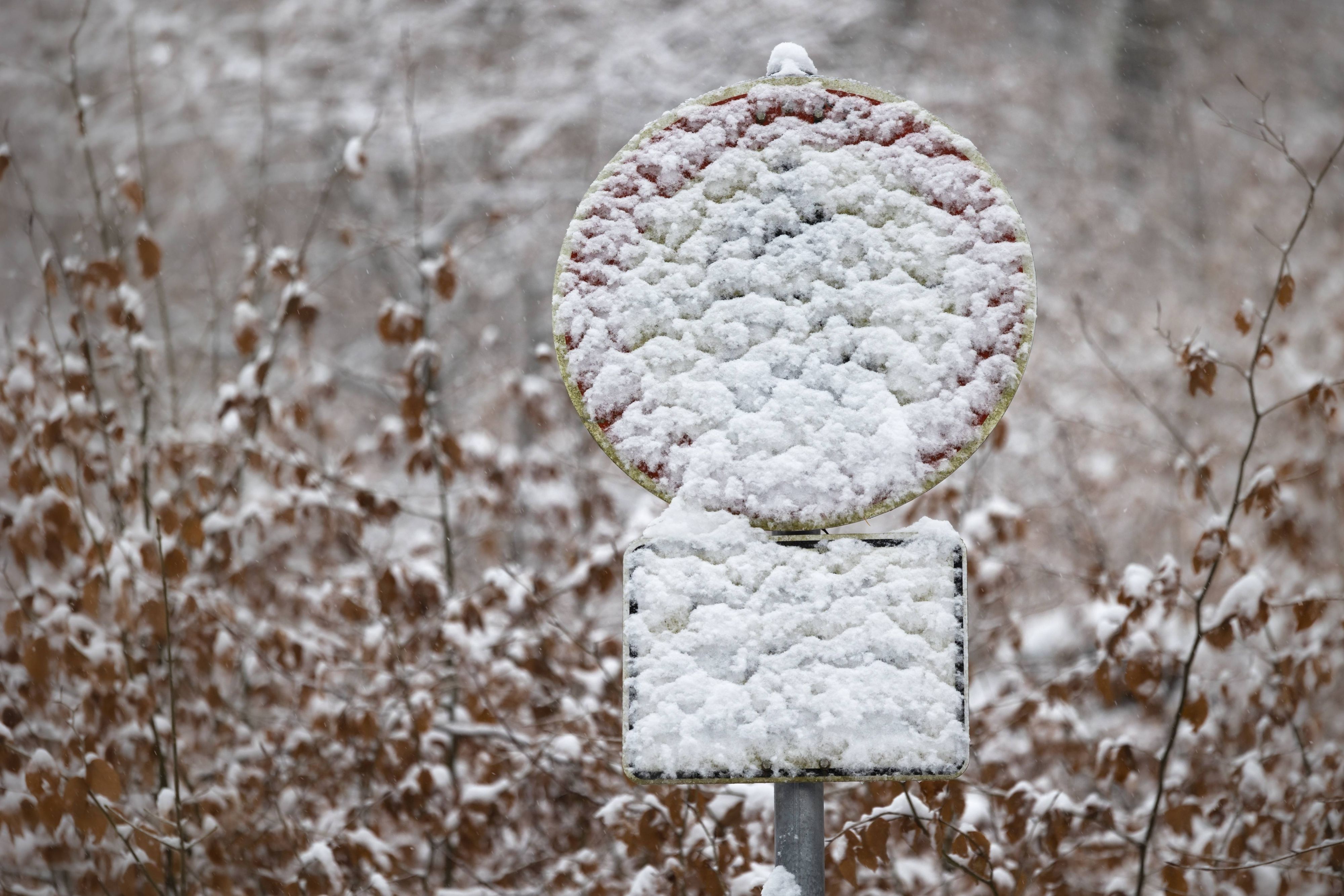 Heute.at - Verkehrsschilder unter Schnee – das gilt dann für dich