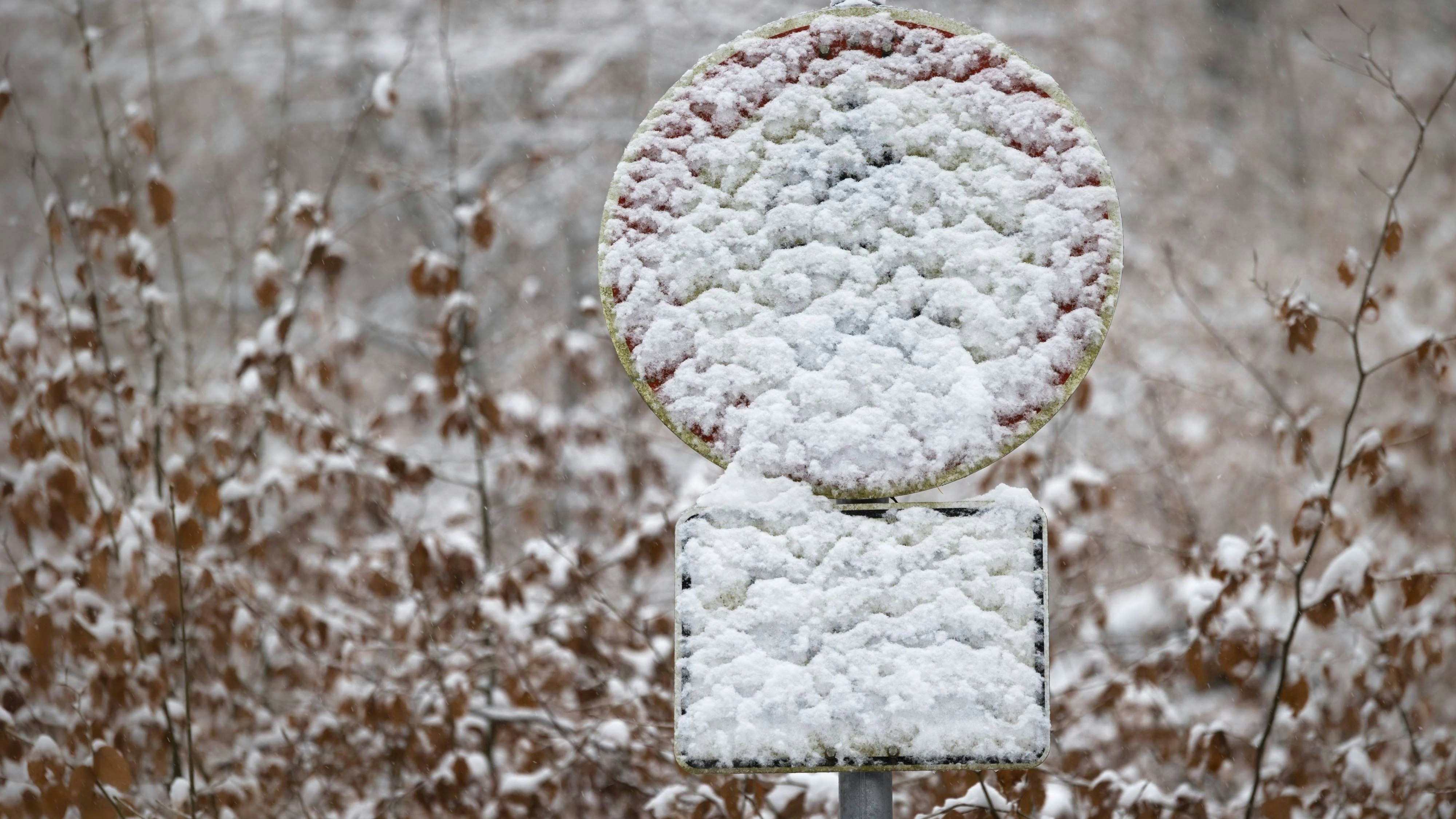 Heute.at - Verkehrsschilder unter Schnee – das gilt dann für dich