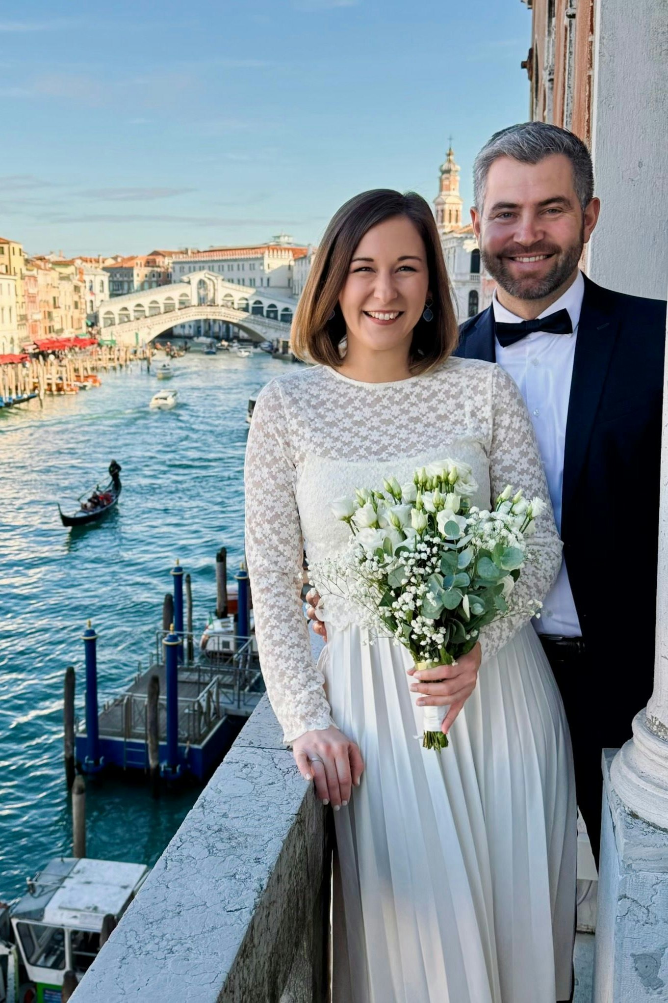 Hochzeitsbild von Claudia Bauer (im Hintergrund die Reichsbrücke)