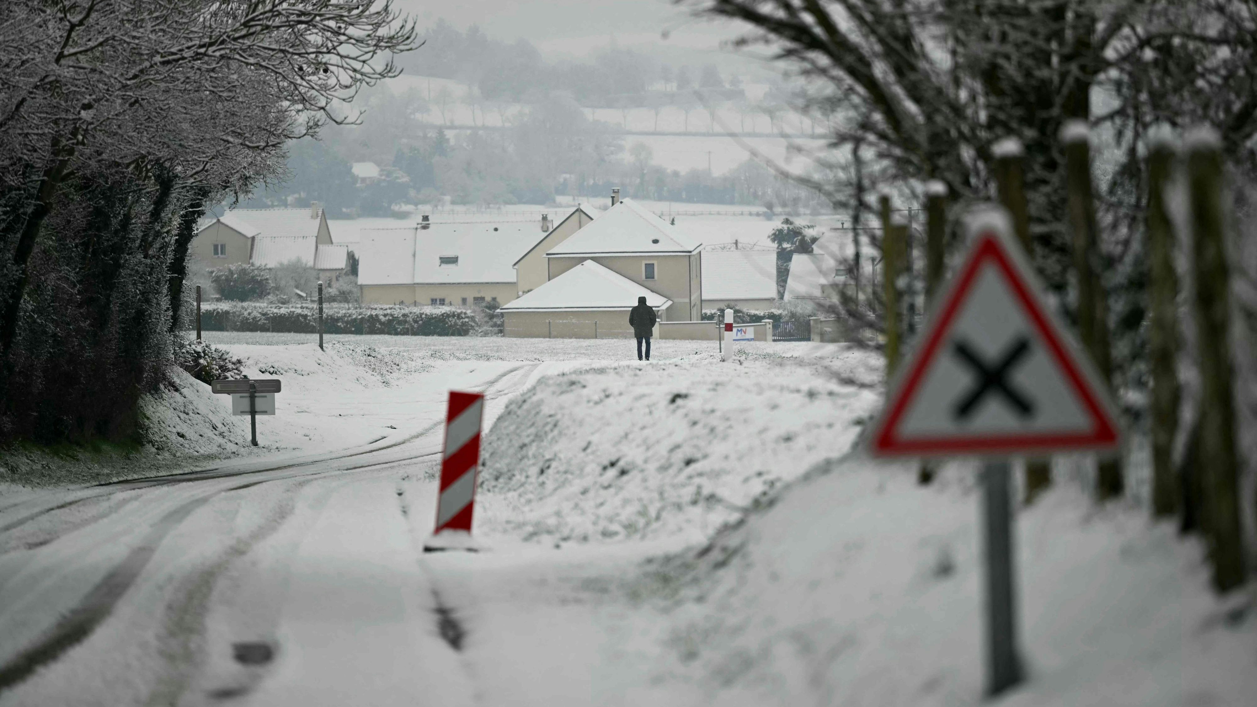 Heute.at - Höchste Warnstufe! Wintersturm legt Frankreich lahm