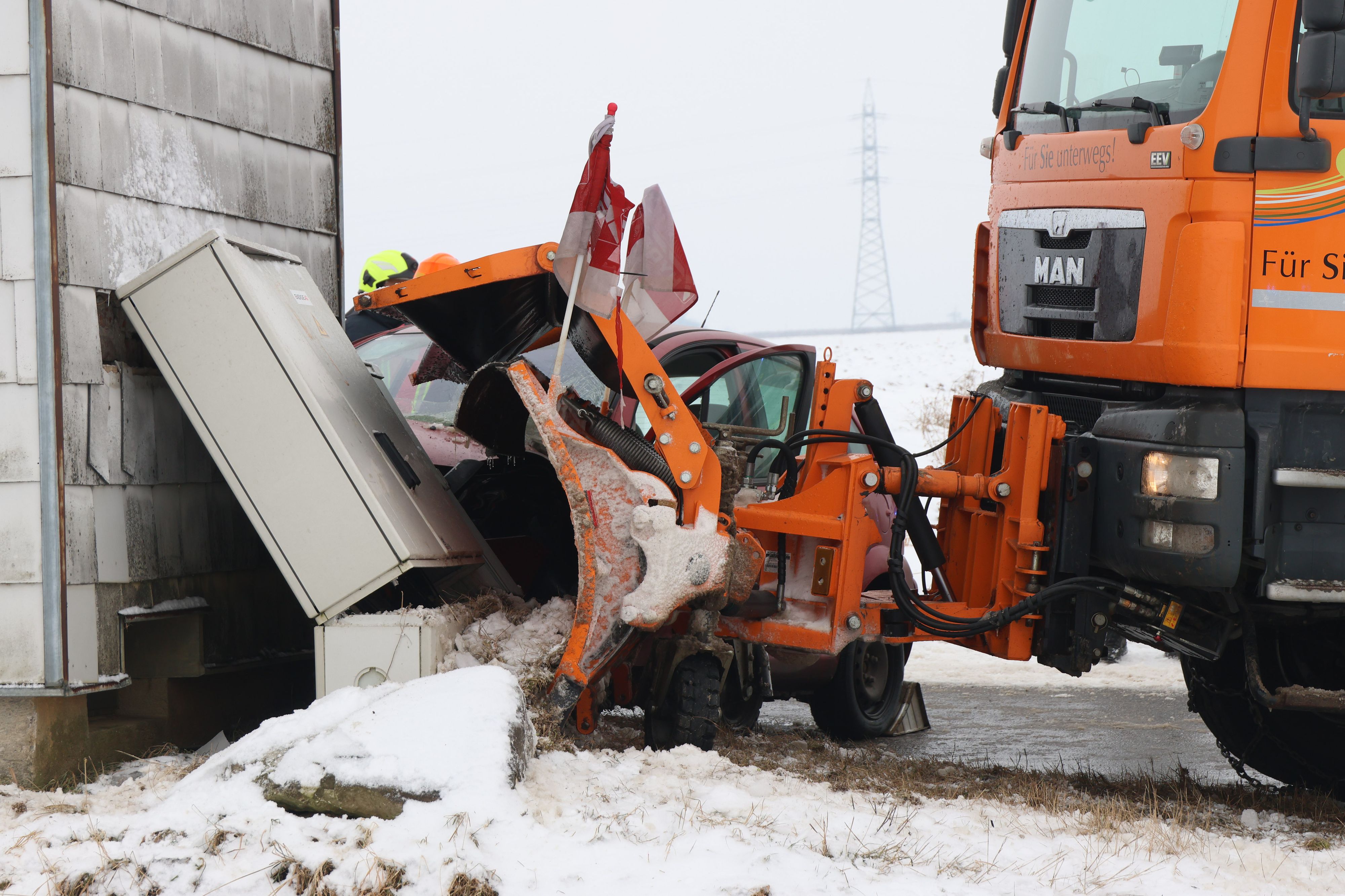 Heute.at - Heftiger Zusammenstoß – Schneepflug kracht gegen Auto
