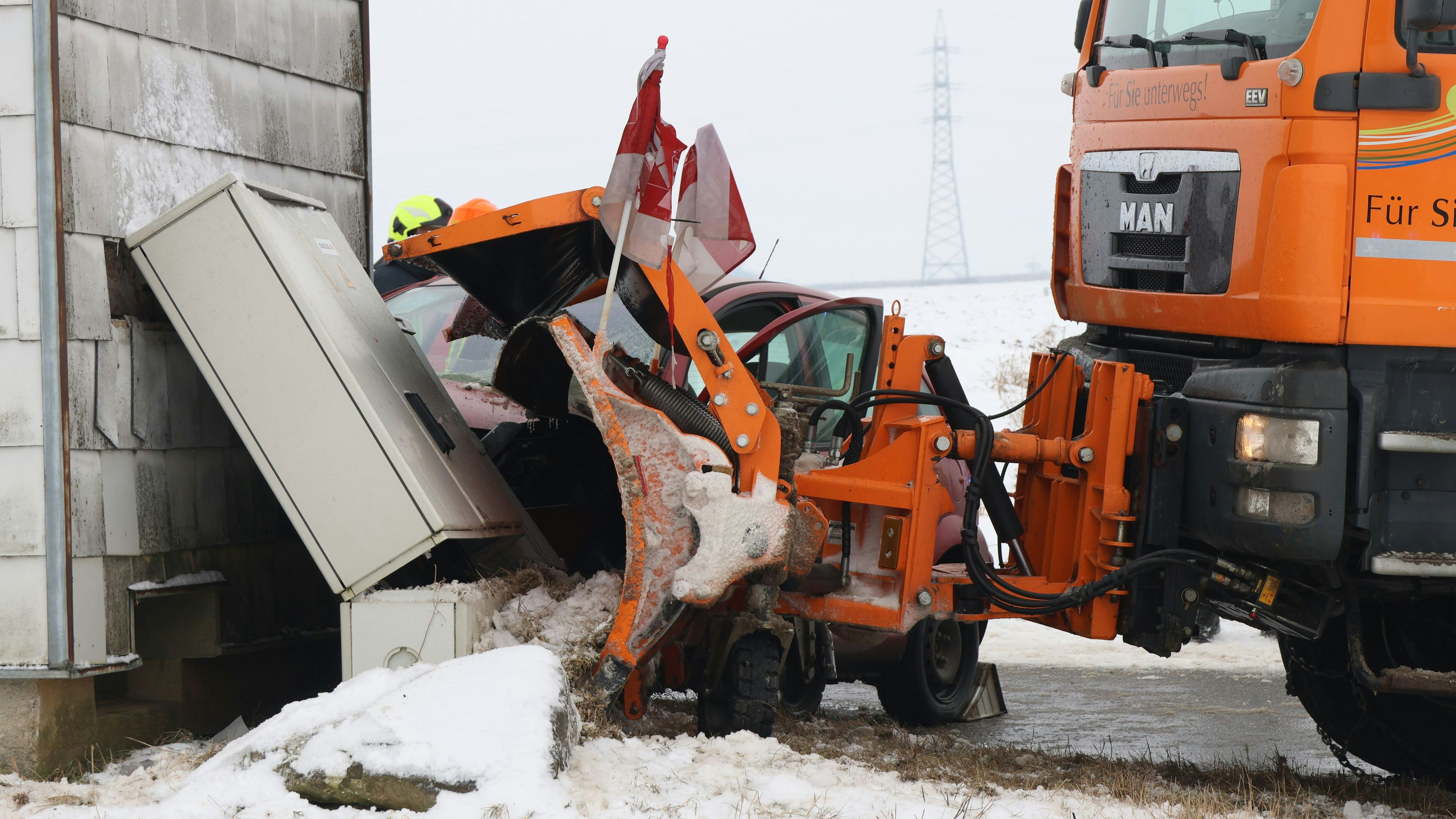 Heute.at - Heftiger Zusammenstoß – Schneepflug kracht gegen Auto