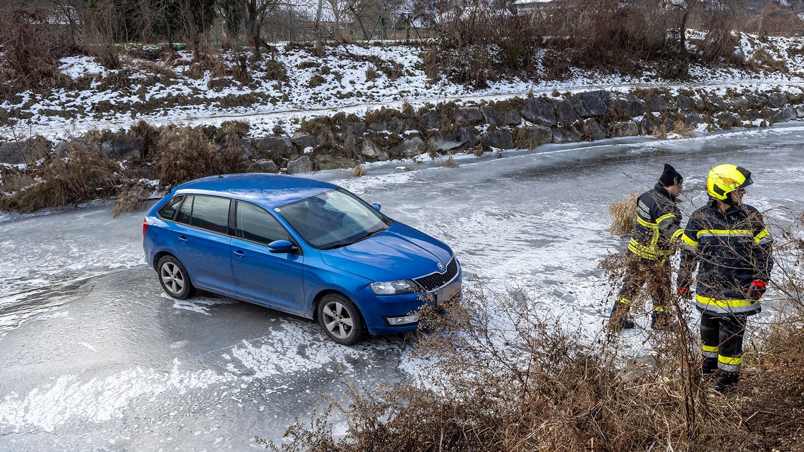 Heute.at - Eis rettet Pkw: Auto landet mitten auf gefrorenem Bach