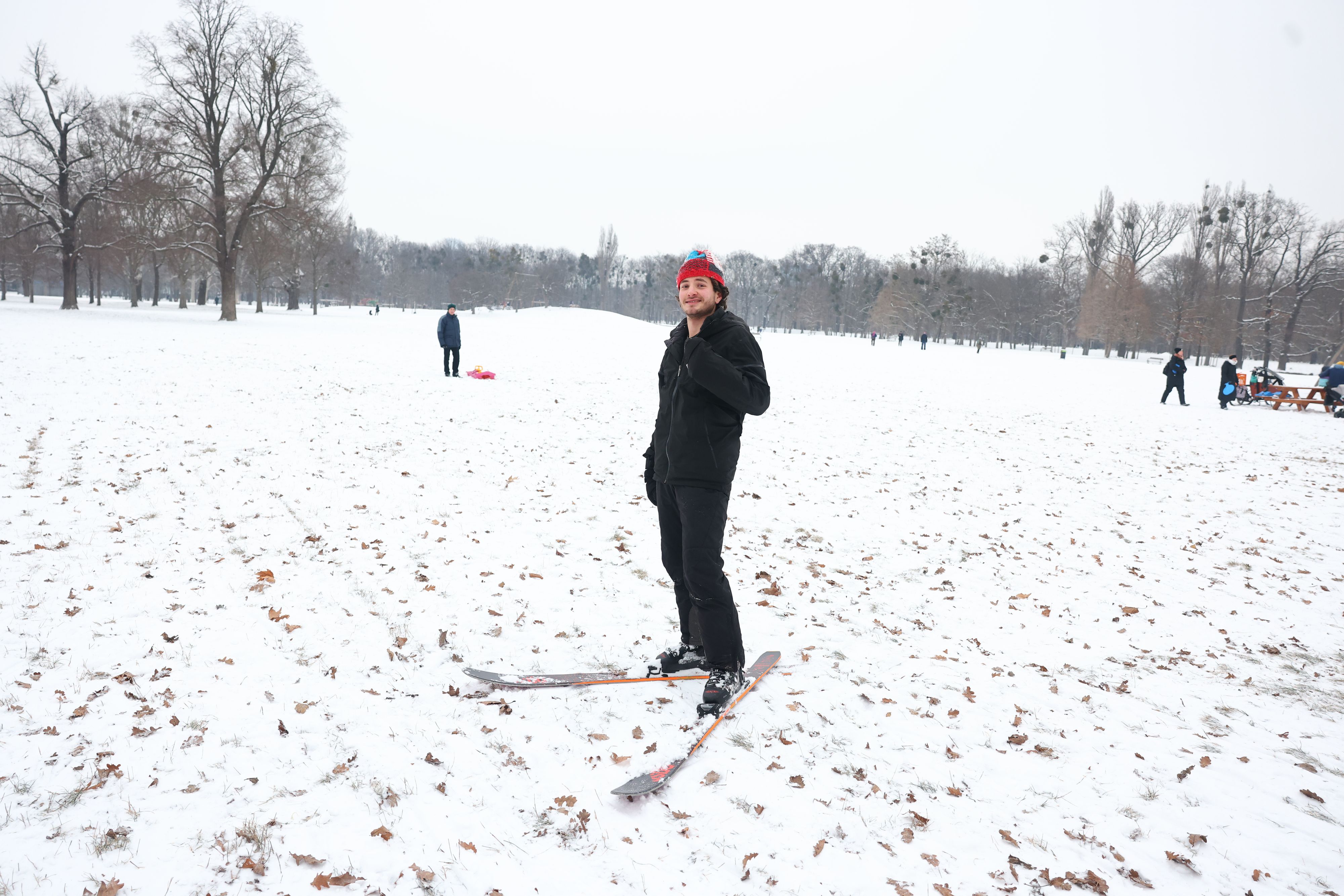 Heute.at - Unglaublich – Wiener packt im Prater die Ski aus
