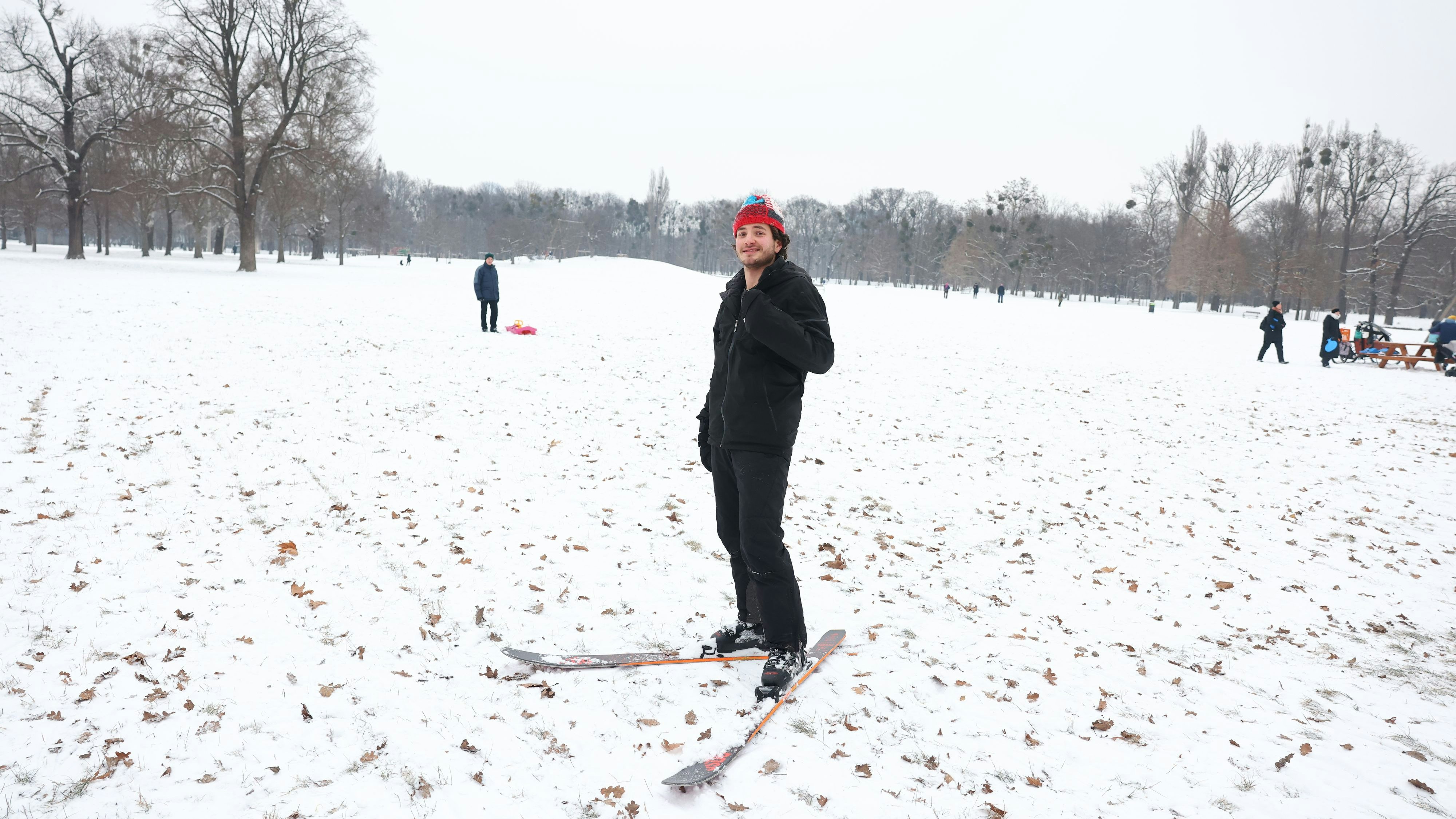 Heute.at - Unglaublich – Wiener packt im Prater die Ski aus
