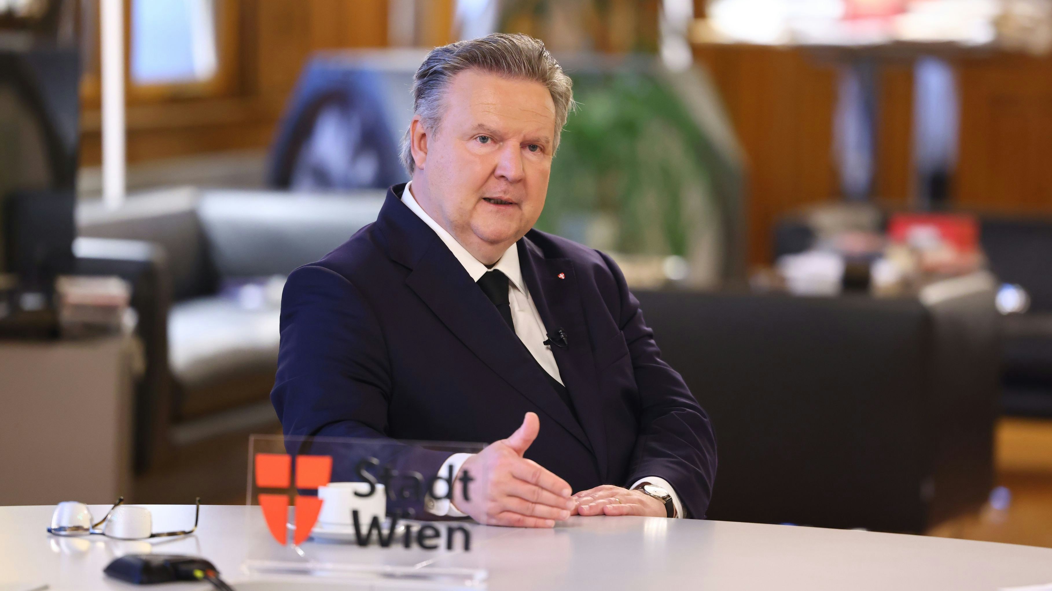 Michael Ludwig während eines "Heute"-Interviews im Rathaus.
