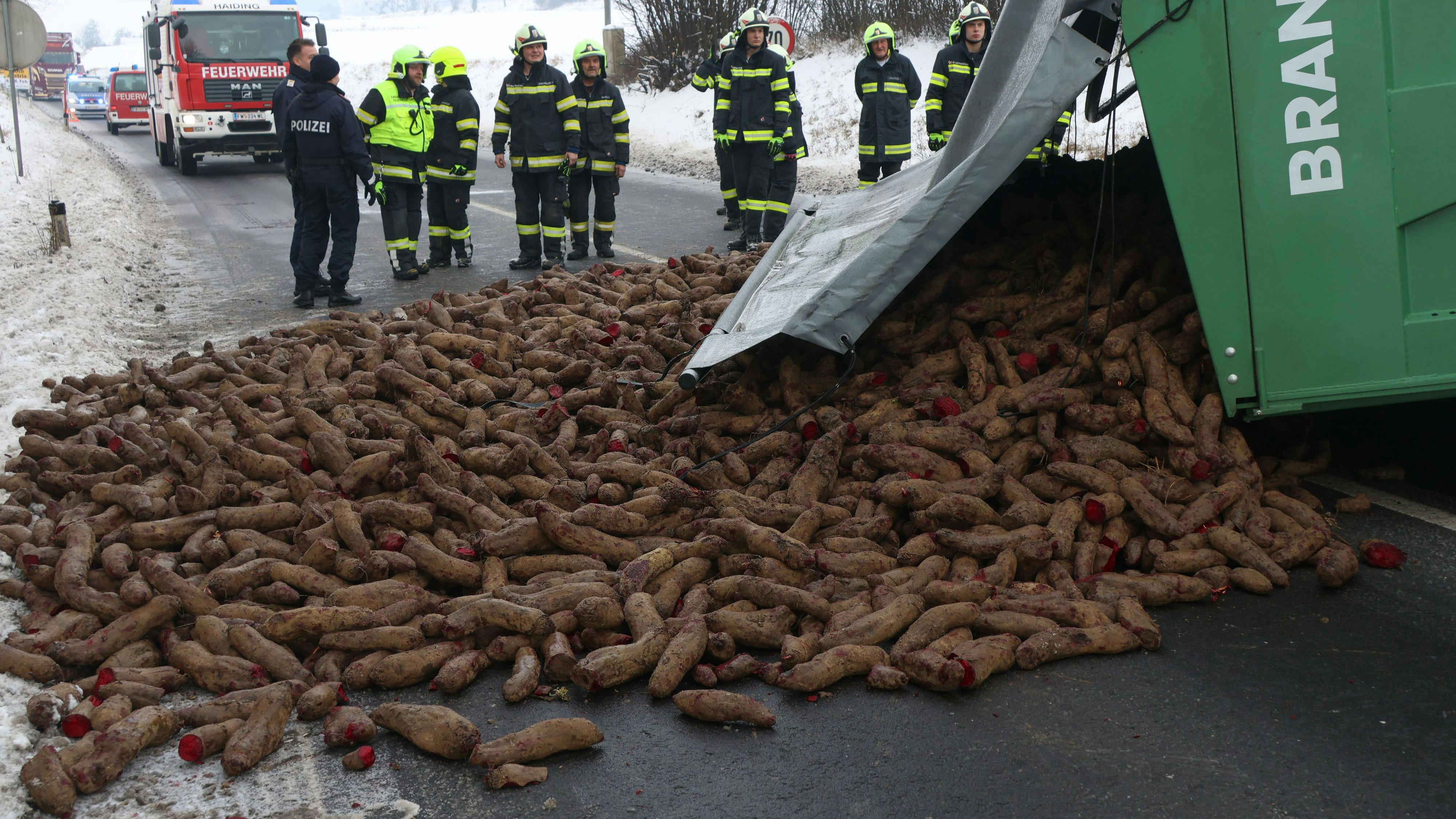 Heute.at - Winterchaos in OÖ! Riesen-Rüben sorgen für Totalsperre