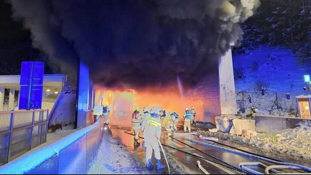 Heute.at - Tunnel-Inferno auf A10 – Autobahn immer noch gesperrt