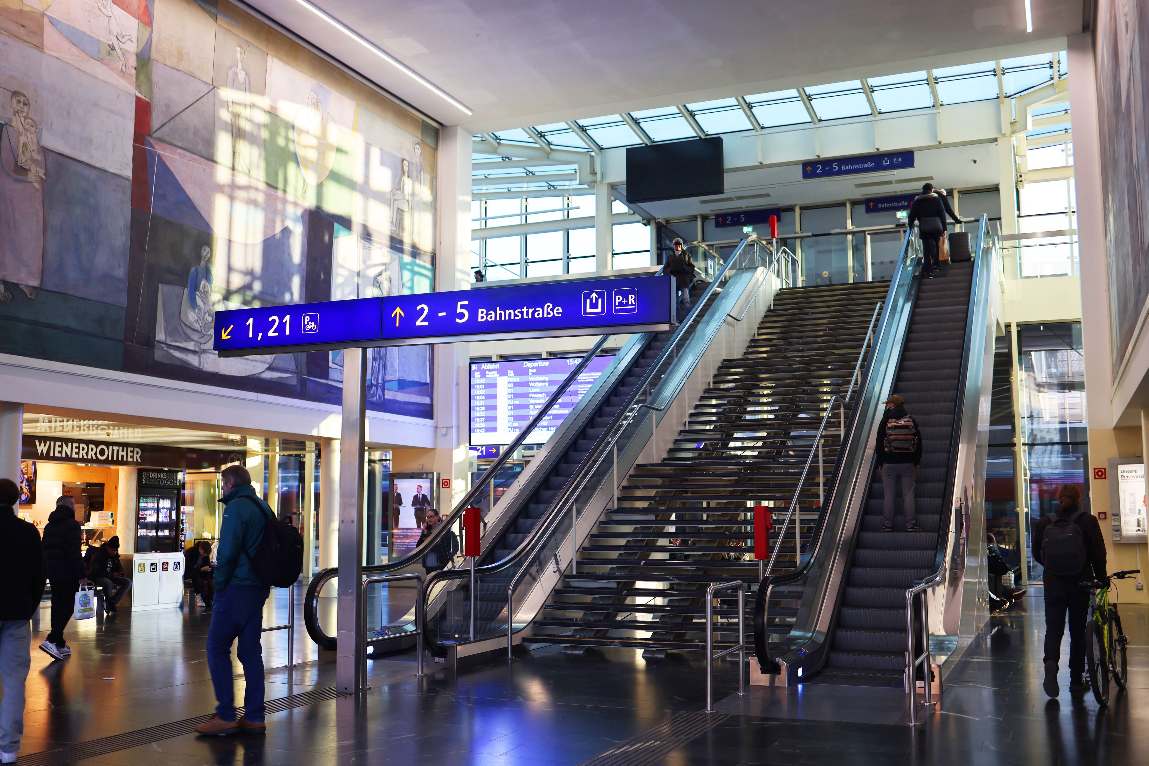 Heute.at - Messerangriff am Hauptbahnhof – 16-Jähriger sticht zu