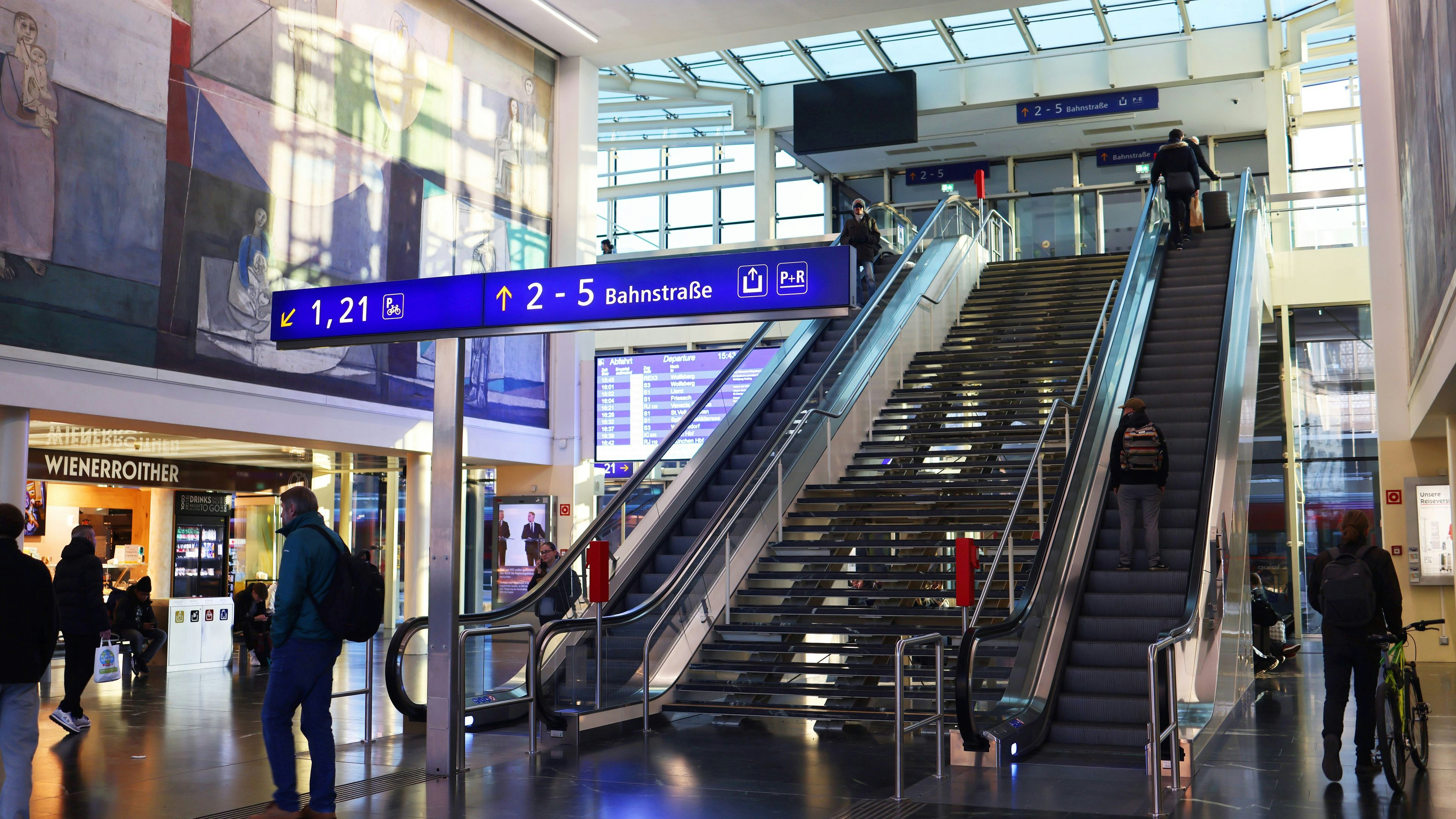 Heute.at - Messerangriff am Hauptbahnhof – 16-Jähriger sticht zu