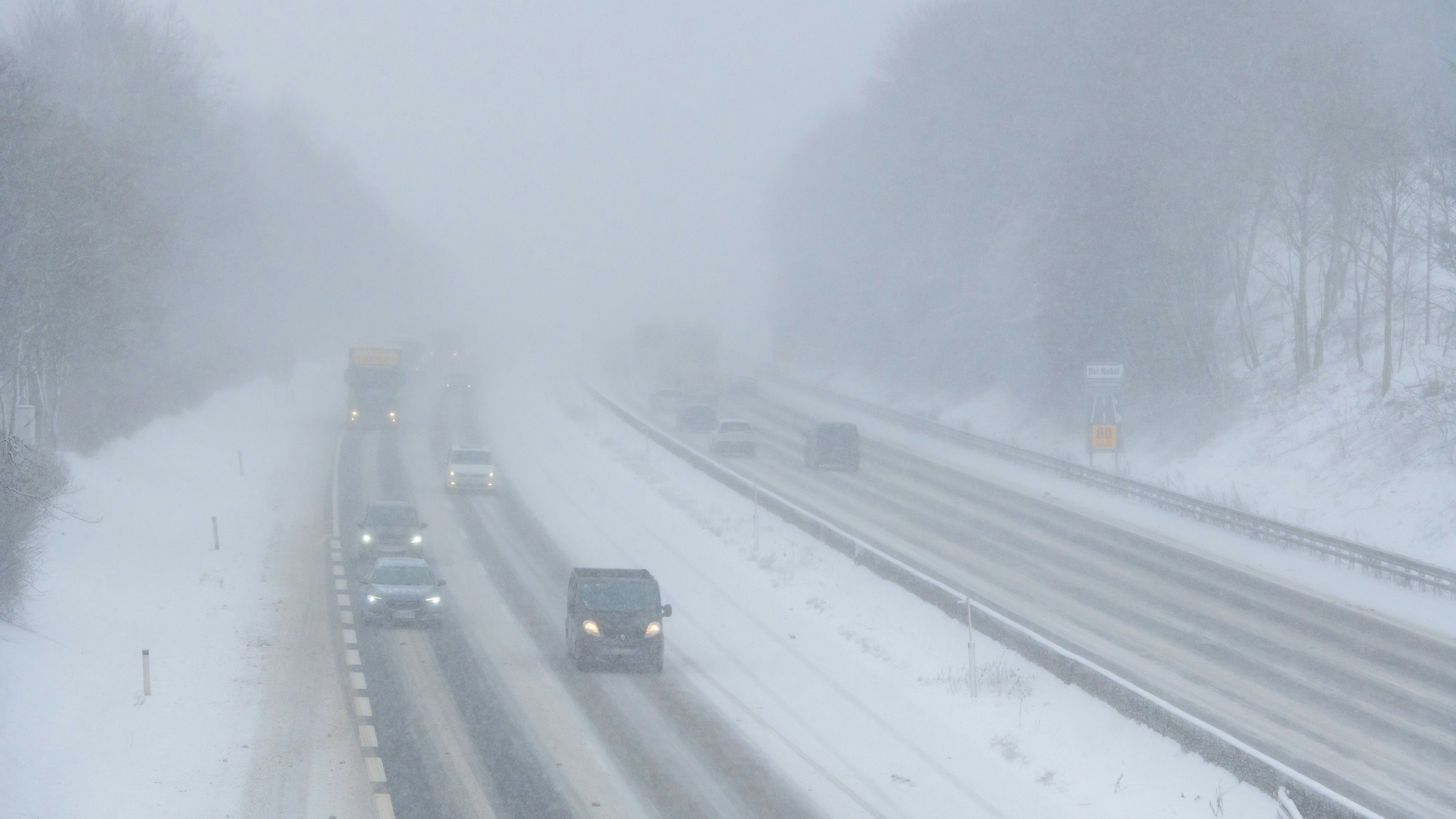 Die Westautobahn versinkt im Schnee.