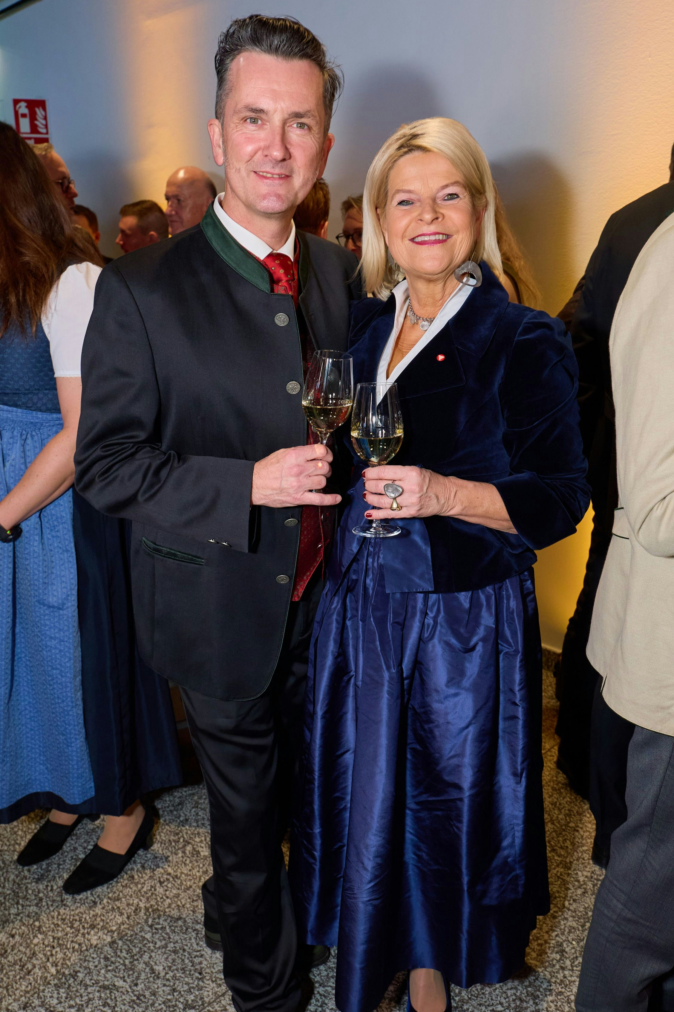 Aufrüstung mit Weinglas: Klaudia Tanner mit Ehemann Mann Martin Gebhart am Bauernbundball
