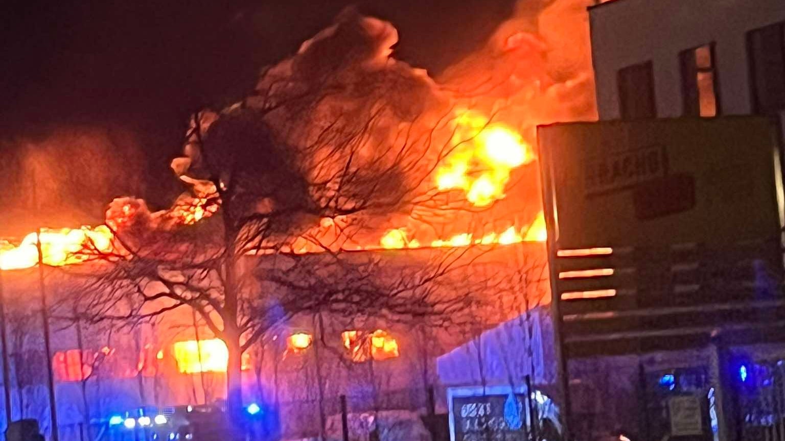 Heute.at - Meterhohe Flammen! Gewerbebetrieb in Wien in Vollbrand