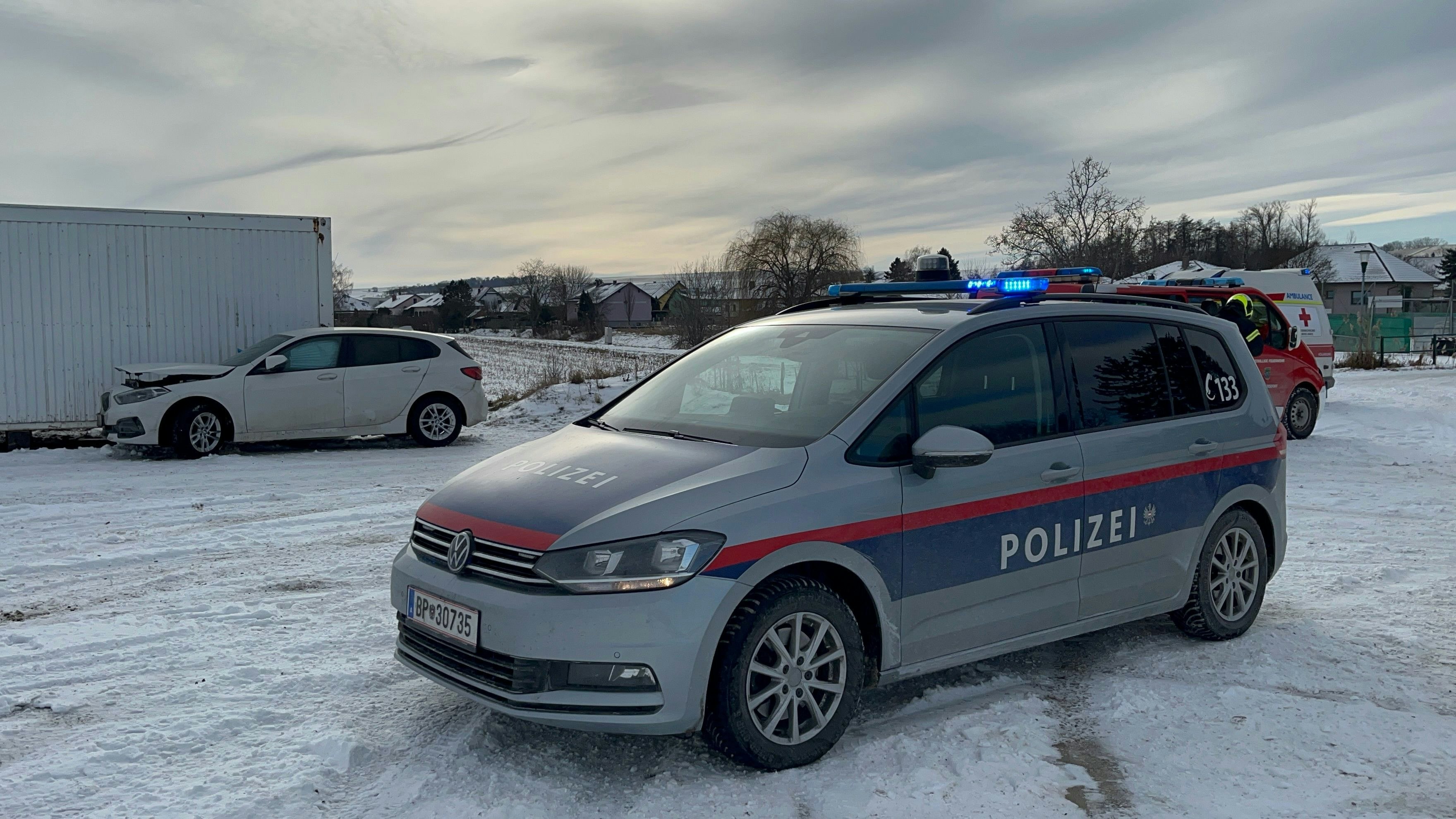 Heute.at - Spektakulärer Crash – Pkw krachte gegen Container