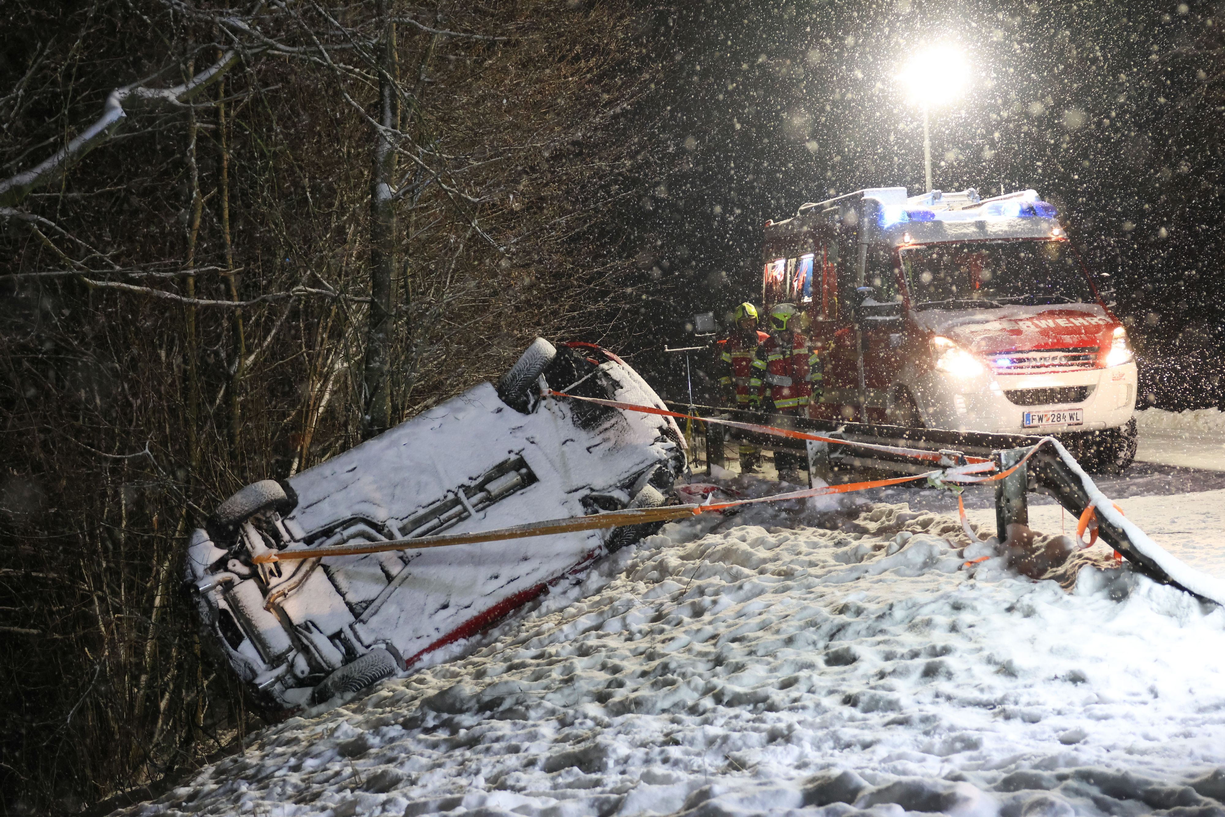 Heute.at - Auto überschlägt sich – Mädchen (14) schwer verletzt