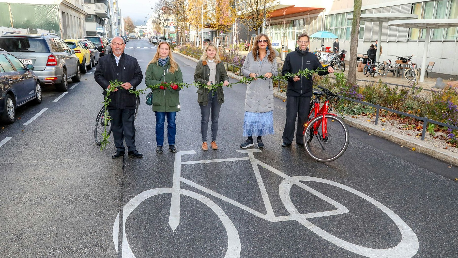 Peter Jagsch, Bezirksvorsteher Hernals, NEOS-Mobilitätssprecherin Angelika Pipal-Leixner, Stefanie Lamp, Bezirksvorsteherin Ottakring, Stadrätin Ulli Sima und Radverkehrsbeauftragter&nbsp;Martin Blum (vl.) bei der Eröffnung des neuen Radwegs Geblergasse/Seeböckgasse.