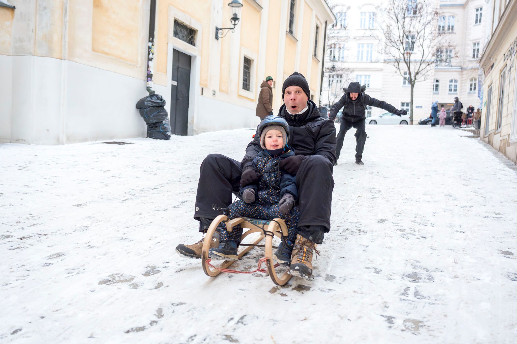 Heute.at - Schnee olé – Ulrichs-Platz wird zum Rodel-Paradies