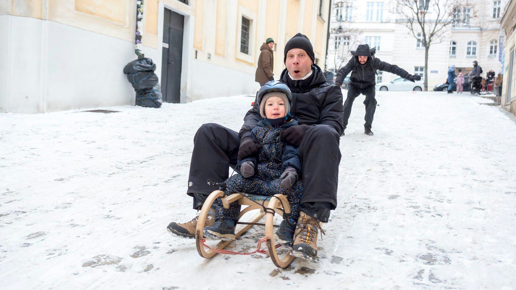 Adam und sein Onkel Paul auf der Rodelstraße im 7. Bezirk.