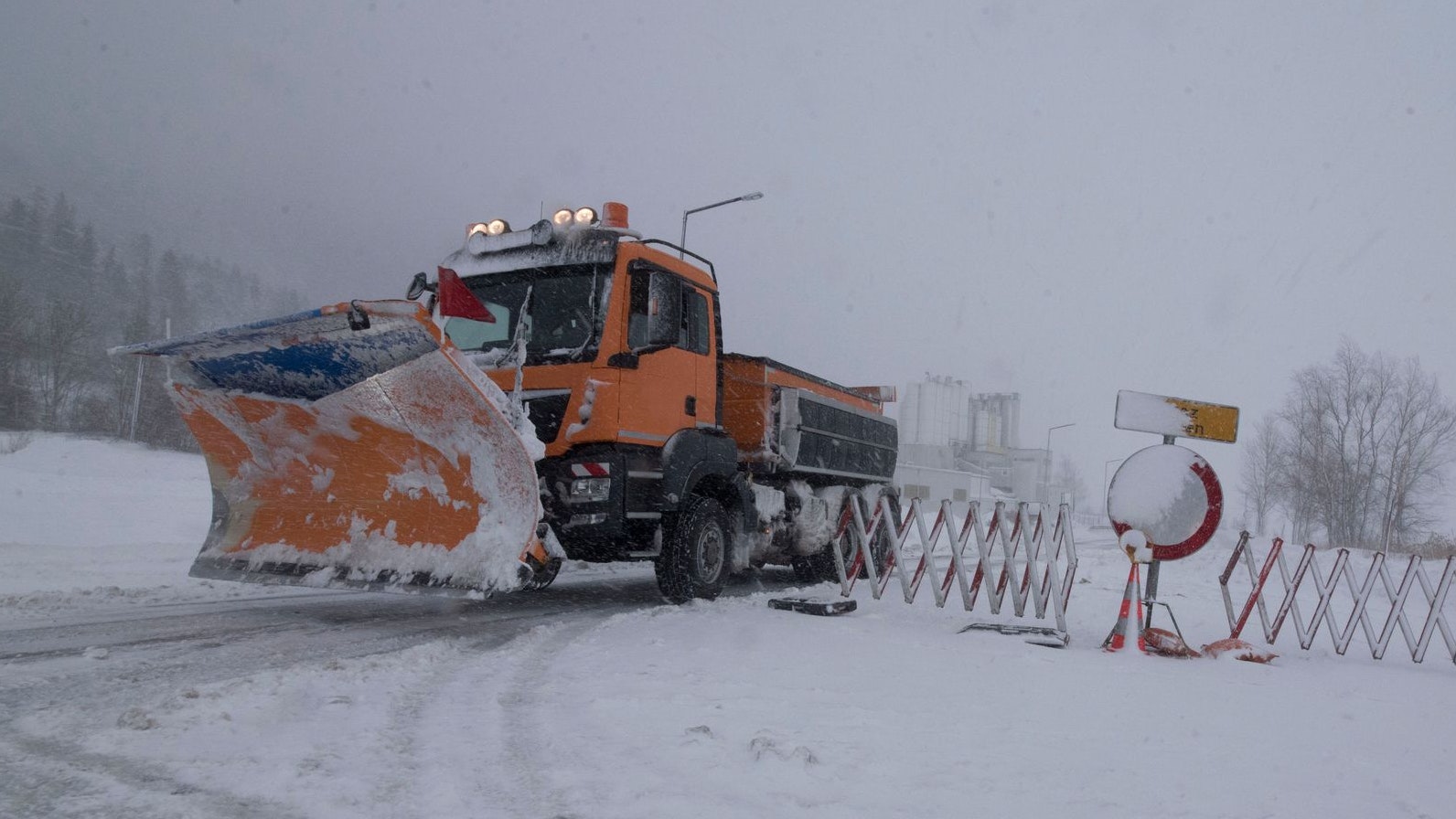 Die Wetterlage ist eine Herausforderung für die Straßenmeistereien.
