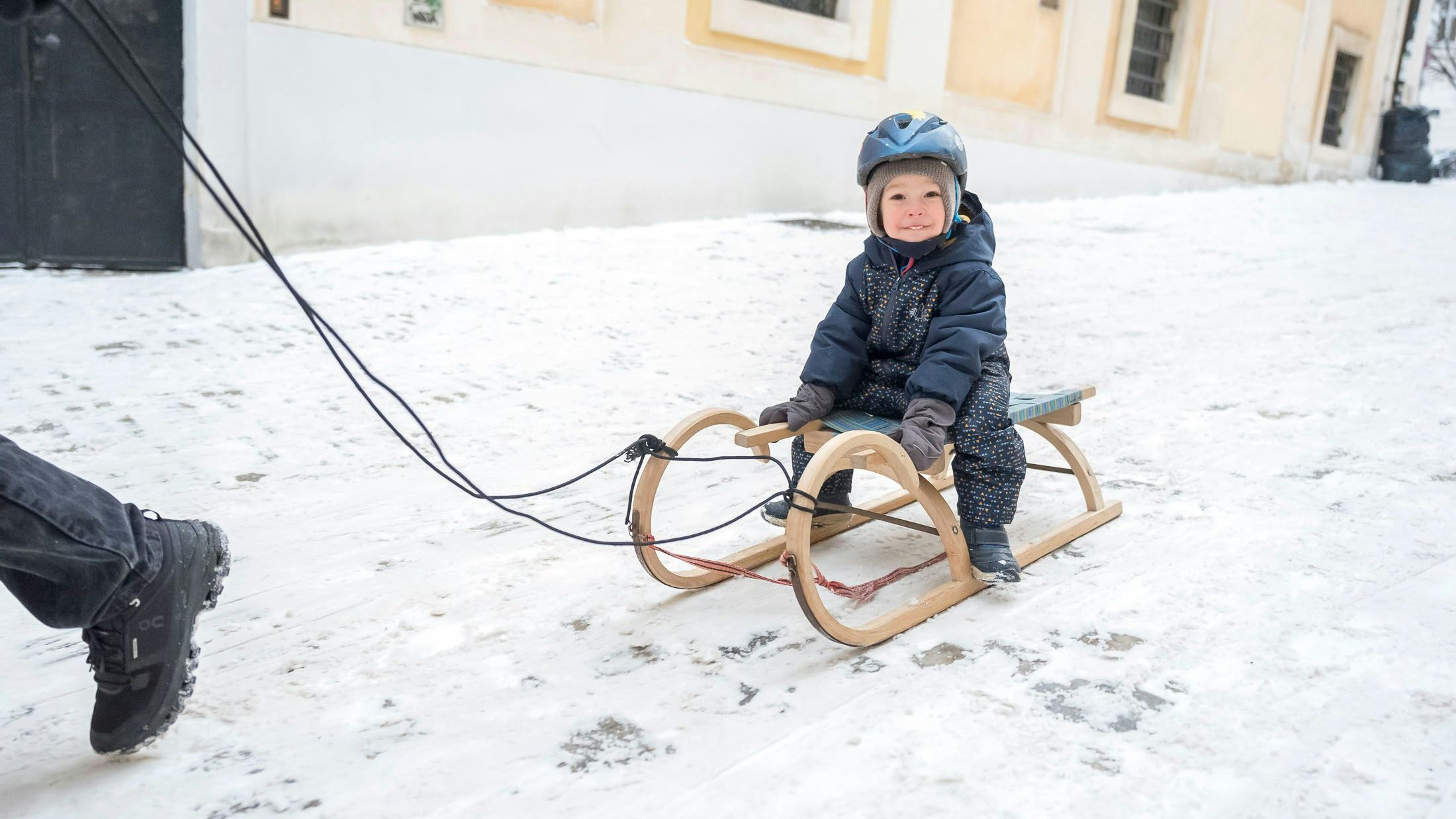 Adam freut sich über den Schnee.
