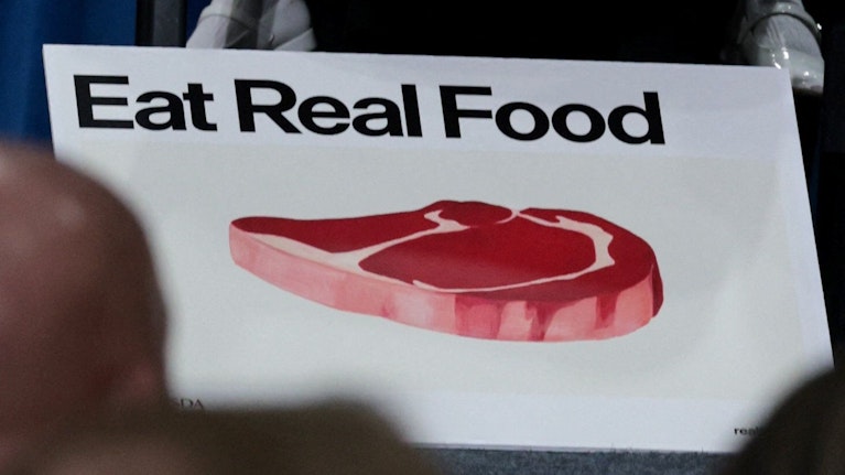 US-Gesundheitsminister Robert F. Kennedy jr. ändert die Leitlinien für Ernährung. Obst und Gemüse werden weiter empfohlen, nun aber auch Fleisch und tierische Fette wie Butter. Um auf die empfohlene Tagesdosis zu kommen, müssten Vegetarier 17 Eier essen. Klug?