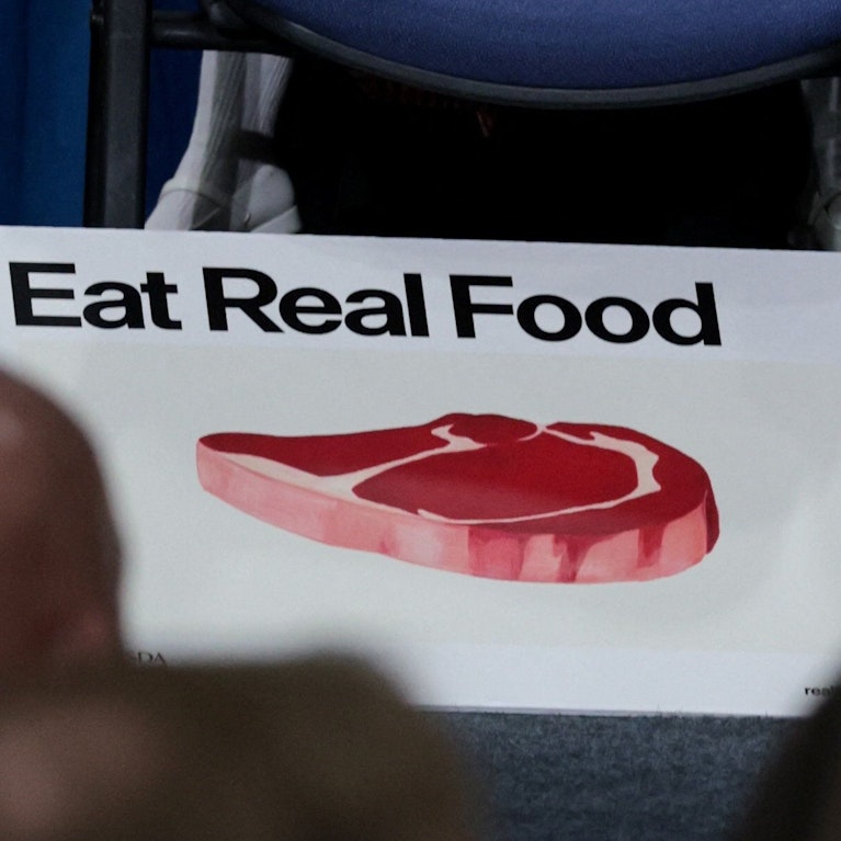 US-Gesundheitsminister Robert F. Kennedy jr. ändert die Leitlinien für Ernährung. Obst und Gemüse werden weiter empfohlen, nun aber auch Fleisch und tierische Fette wie Butter. Um auf die empfohlene Tagesdosis zu kommen, müssten Vegetarier 17 Eier essen. Klug?