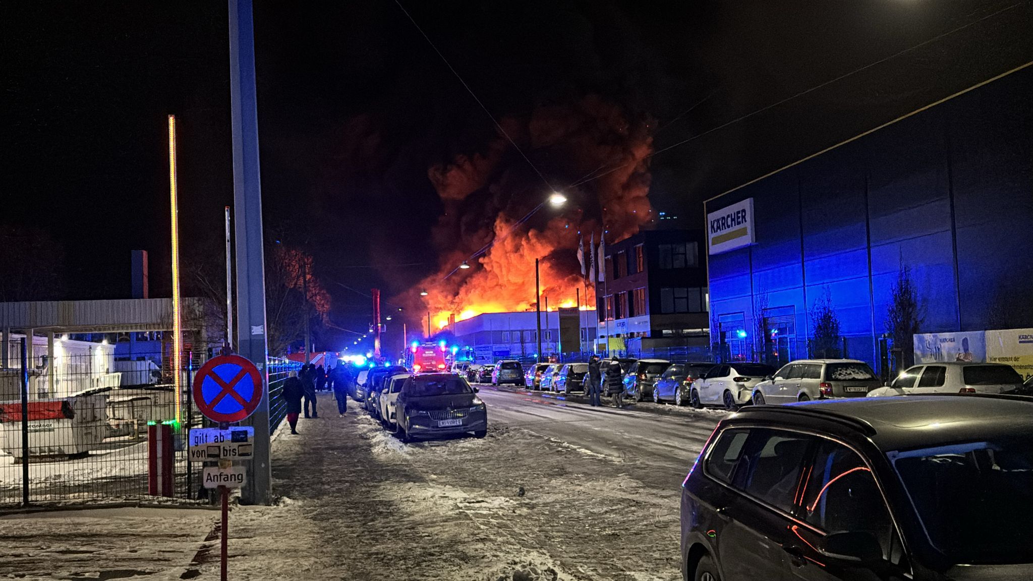 Heute.at - Minusgrade! Feuerwehr kämpft gegen Flammen und Frost