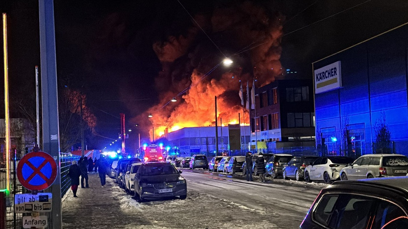 Heute.at - Minusgrade! Feuerwehr kämpft gegen Flammen und Frost