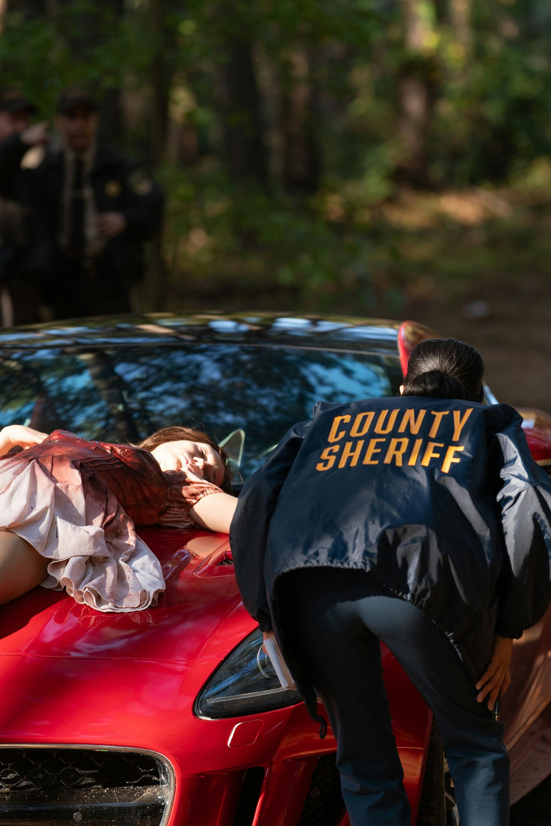 Eine erstochene junge Frau wird auf der Motorhaube ihres Wagens gefunden: Die neue Netflix-Serie "His & Hers" spart nicht mit blutigen Einzelheiten