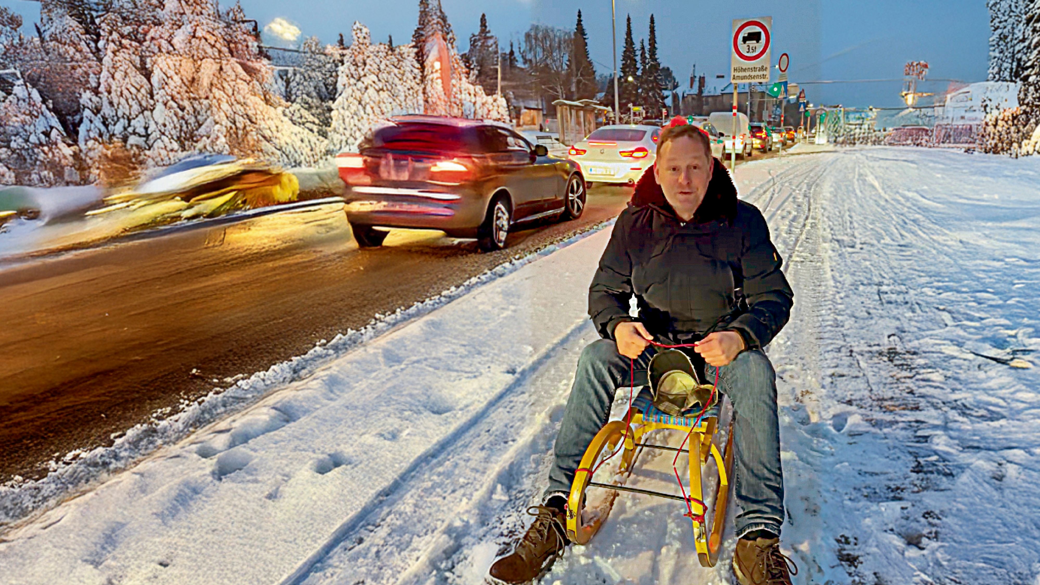 Heute.at - Rodlweg statt Radweg – Politiker packt Schlitten aus