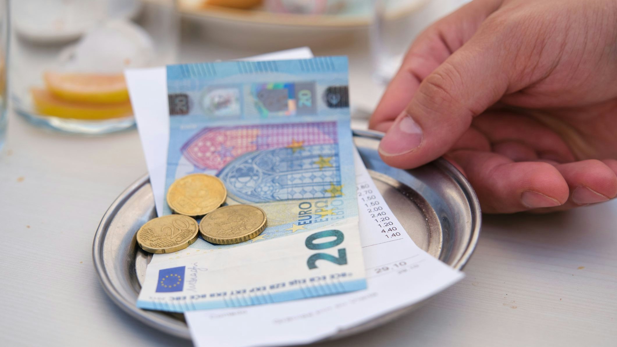 Heute.at - Weil ein Gast fehlte – Wirt verrechnet gnadenlos Gebühr