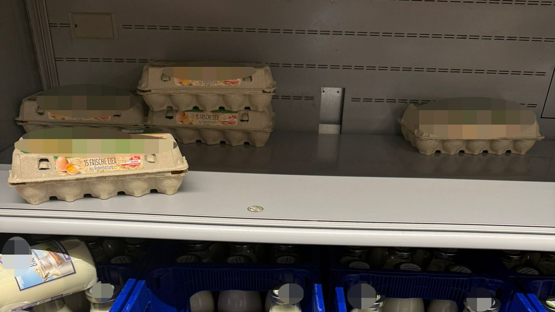 Gähnende Leere bei den billigen Eiern in einem Supermarkt-Regal in Salzburg.