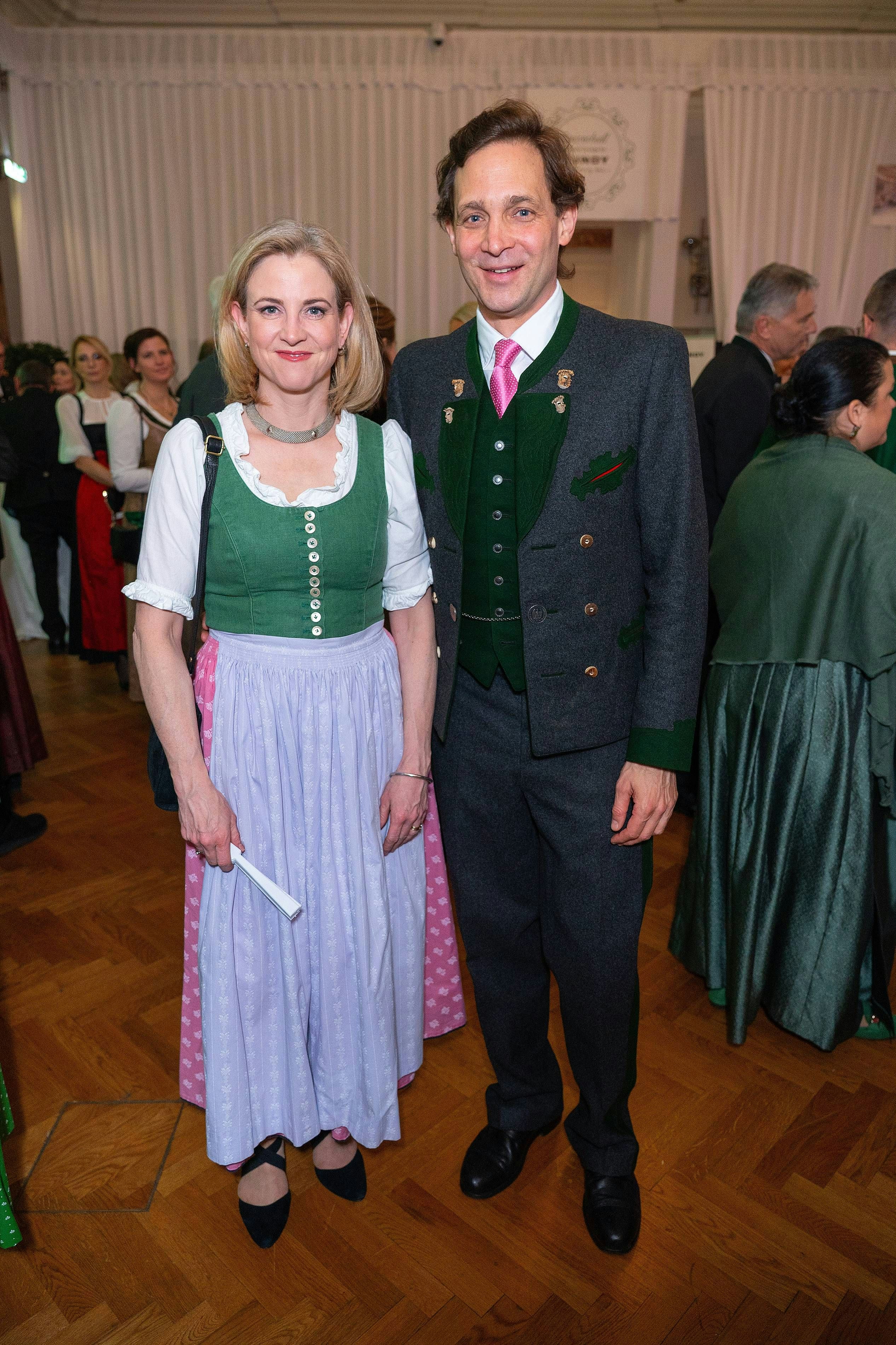 Diesmal in eigener Tracht: Beate Meinl-Reisinger mit Ehemann Paul Meinl am Steirerball