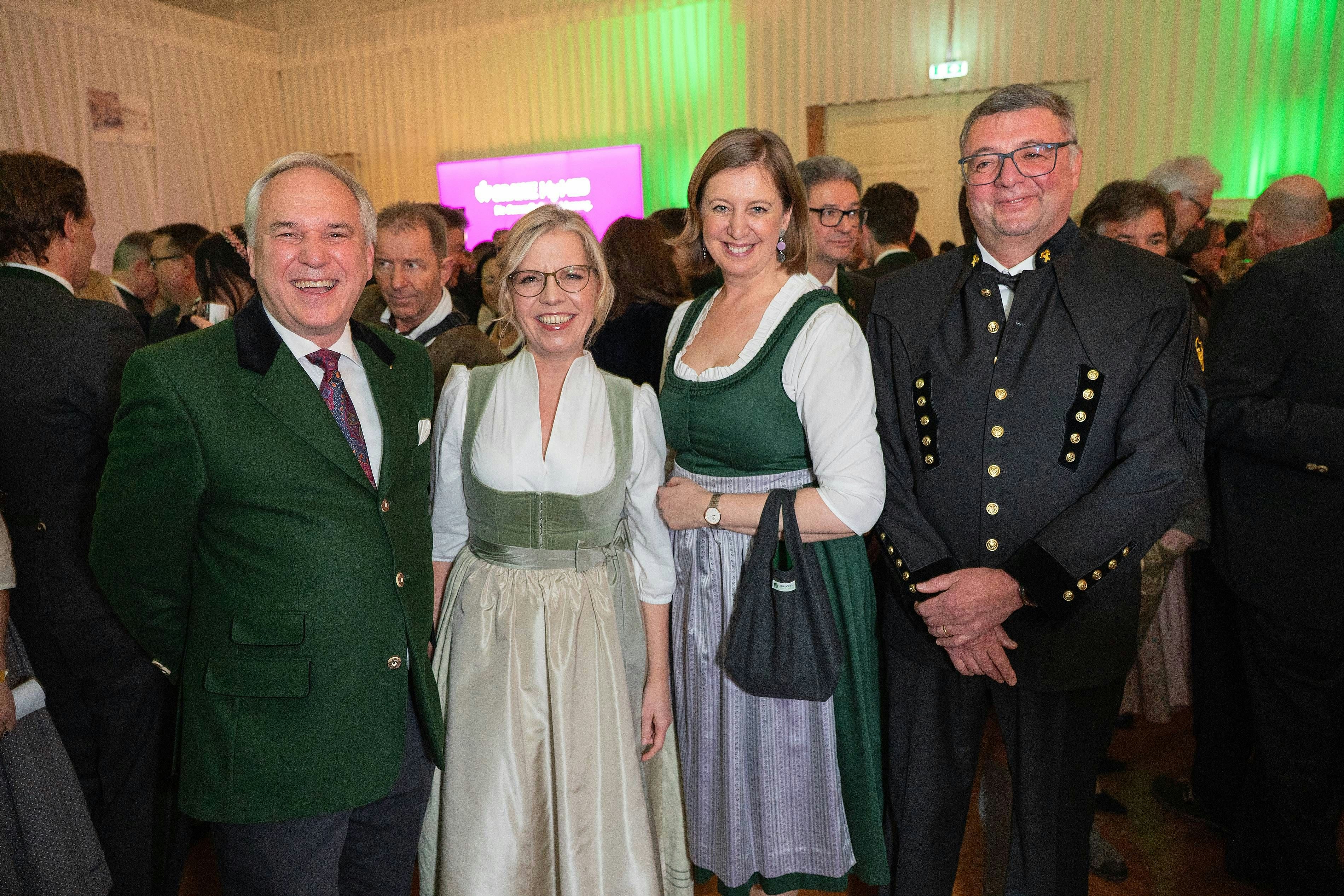 Blau-Grün-Schwarz-Rot: Walter Rosenkranz, Leonore Gewessler, Barbara Eibinger-Miedl,&nbsp;Jörg Leichtfried am Steirerball
