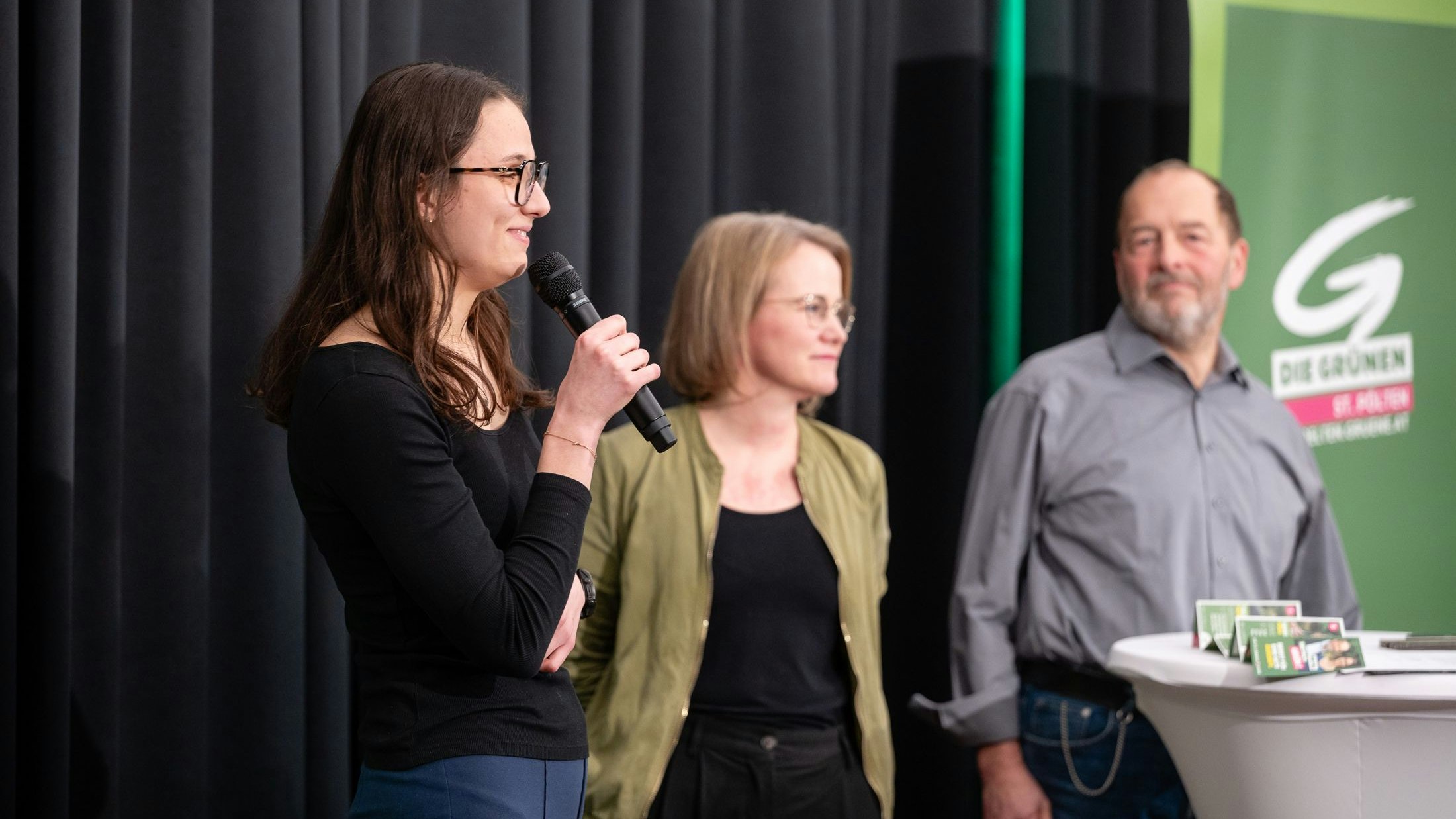 "Spitzenduo und Parteisprecherin": v.l.n.r. am Mikrofon Lisa-Maria Koban (Platz 2), Parteisprecherin Christina Engel-Unterberger, Walter Heimerl-Lesnik (Platz 1)