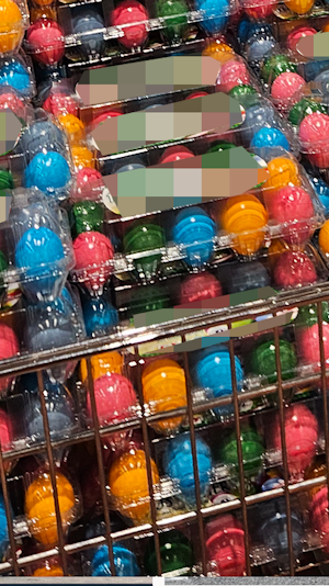 Eierknappheit: Trotz Mangels bieten heimische Supermärkte bereits bunte Ostereier an. Versorgung bleibt in Österreich aktuell stabil.