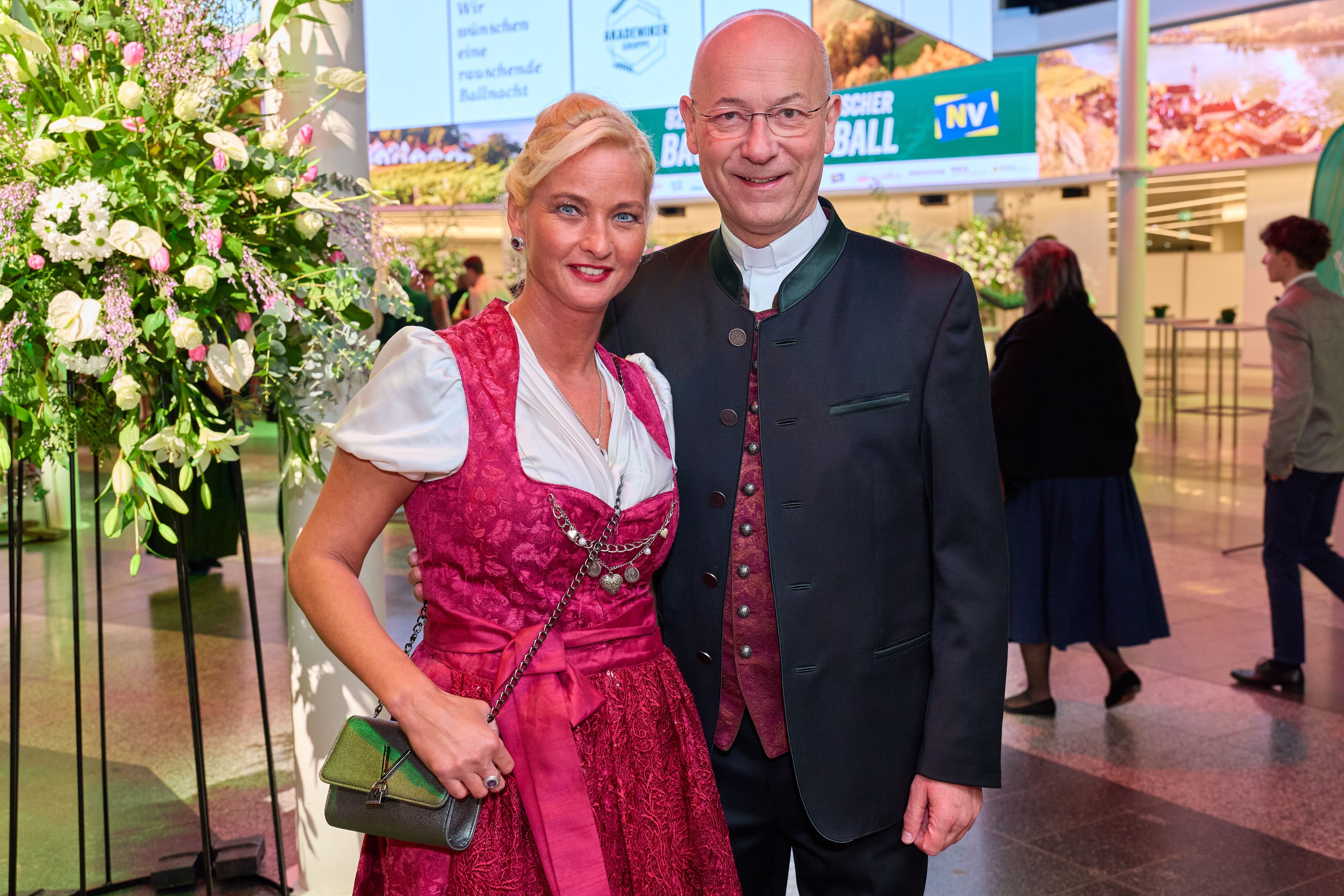 Toni Faber, Natalie Nemec:&nbsp; Der Dompfarrer brachte am Bauernbundball seine Schäfchen ins Trockene