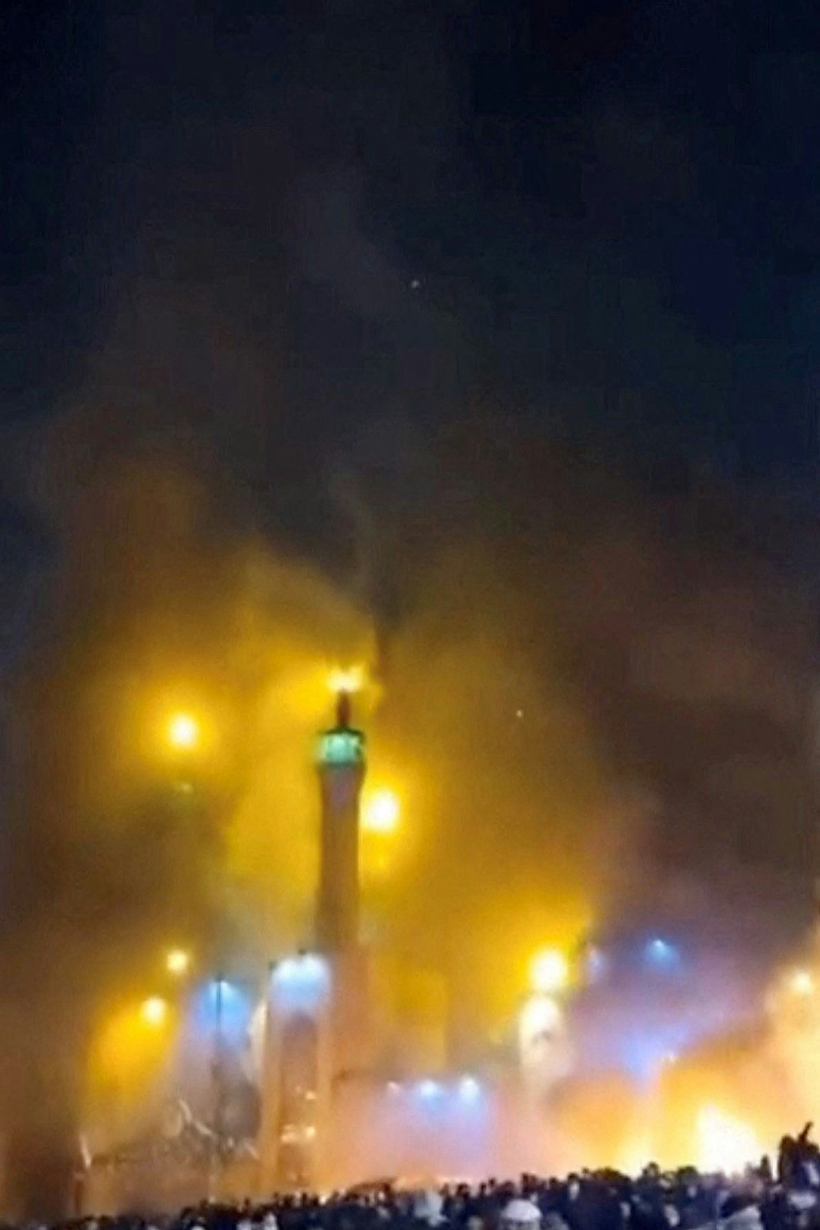 Rauch steigt aus einer Moschee auf, am 9. Jänner wurde sie in Teheran niedergebrannt