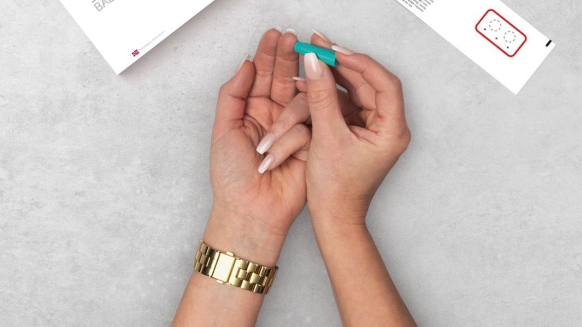 Eine Probe zur Selbstentnahme liefert Einblicke in ausgewählte Körperwerte.