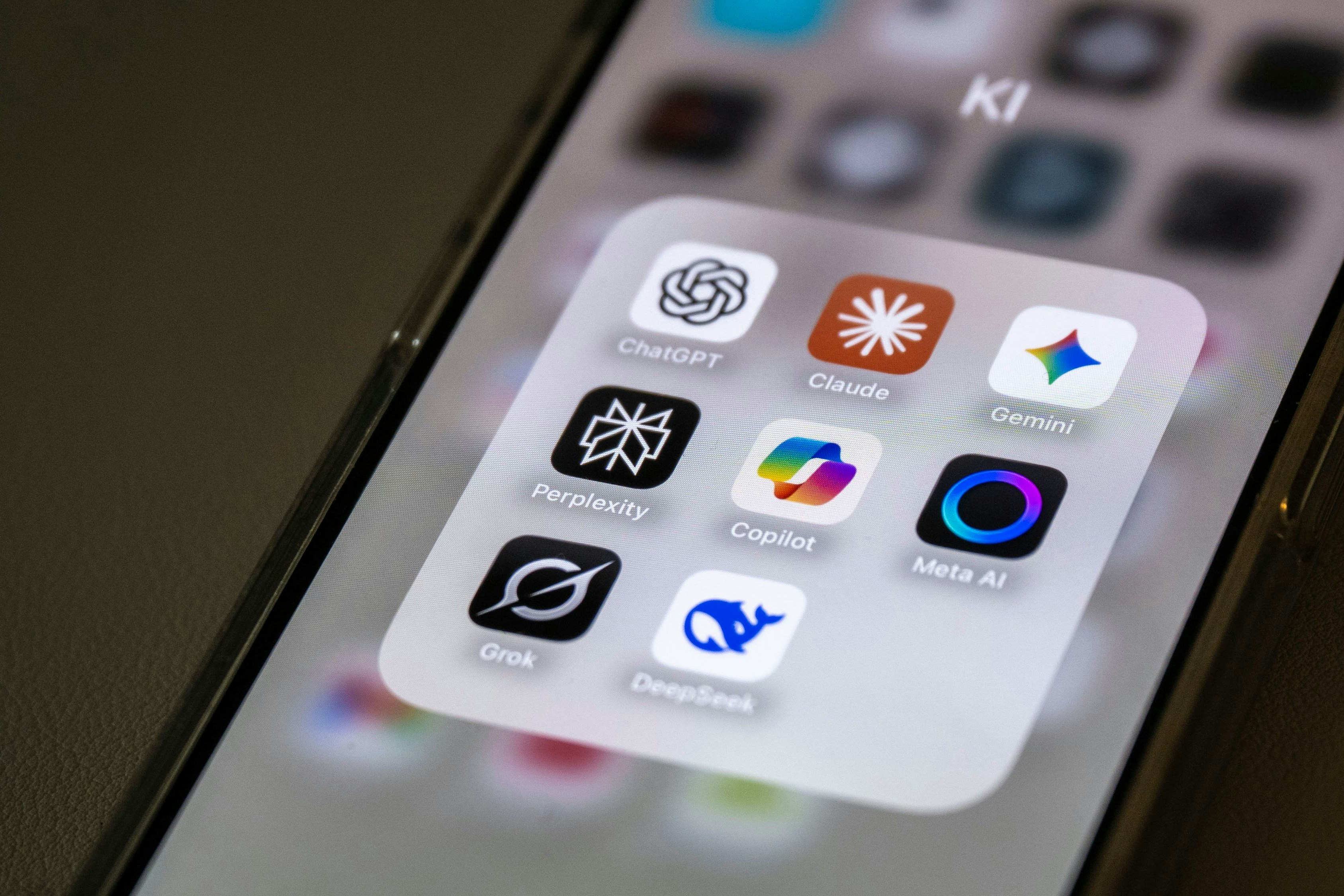 Seit Sommer 2025 bietet der KI-Assistent Grok eine "Imagine"-Funktion an, die beinahe jede Form von Fake-Porno möglich macht