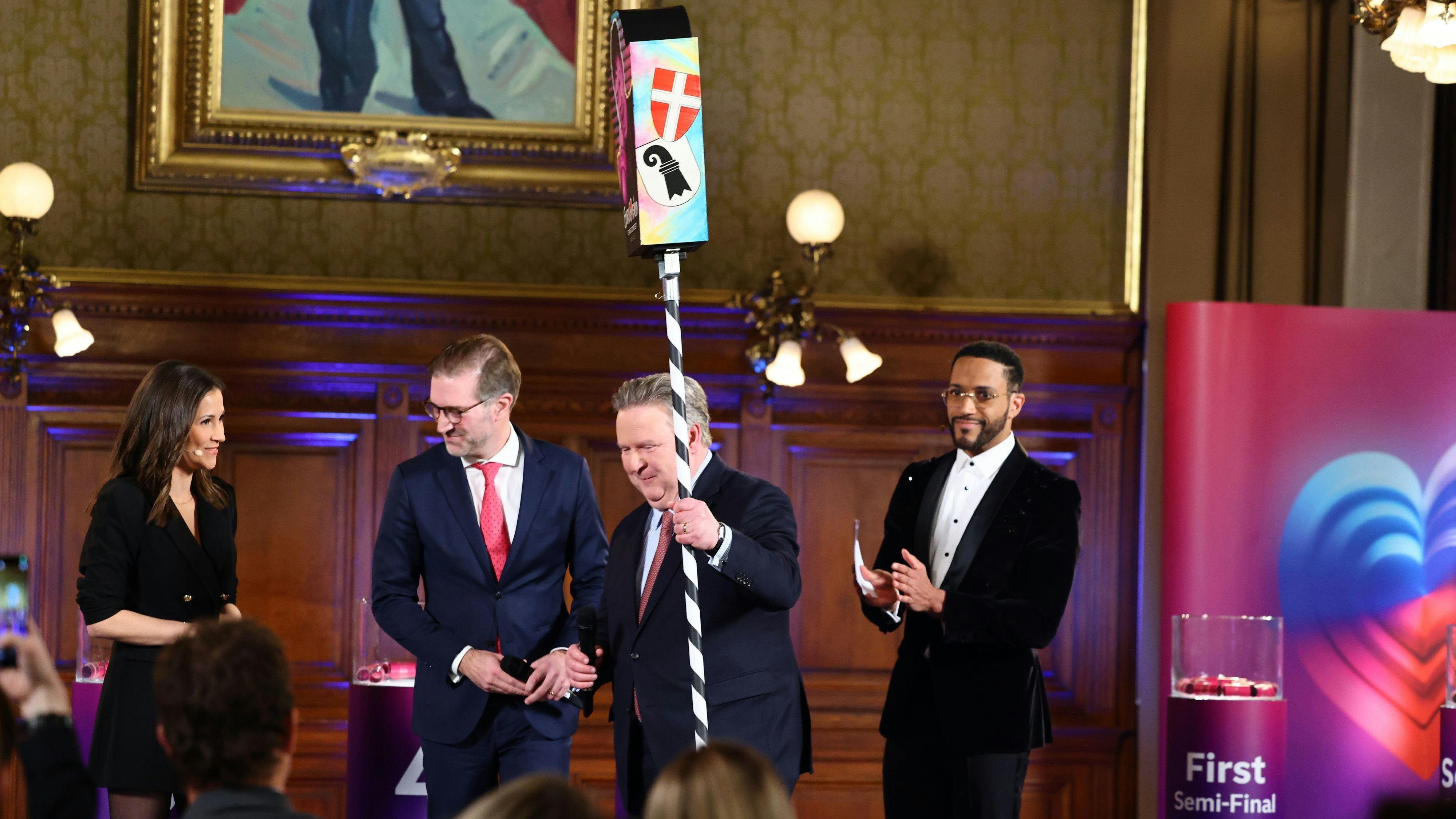 Cesar Sampson "trieb" Bürgermeister Michael Ludwig von der Bühne. Aber er musste. 