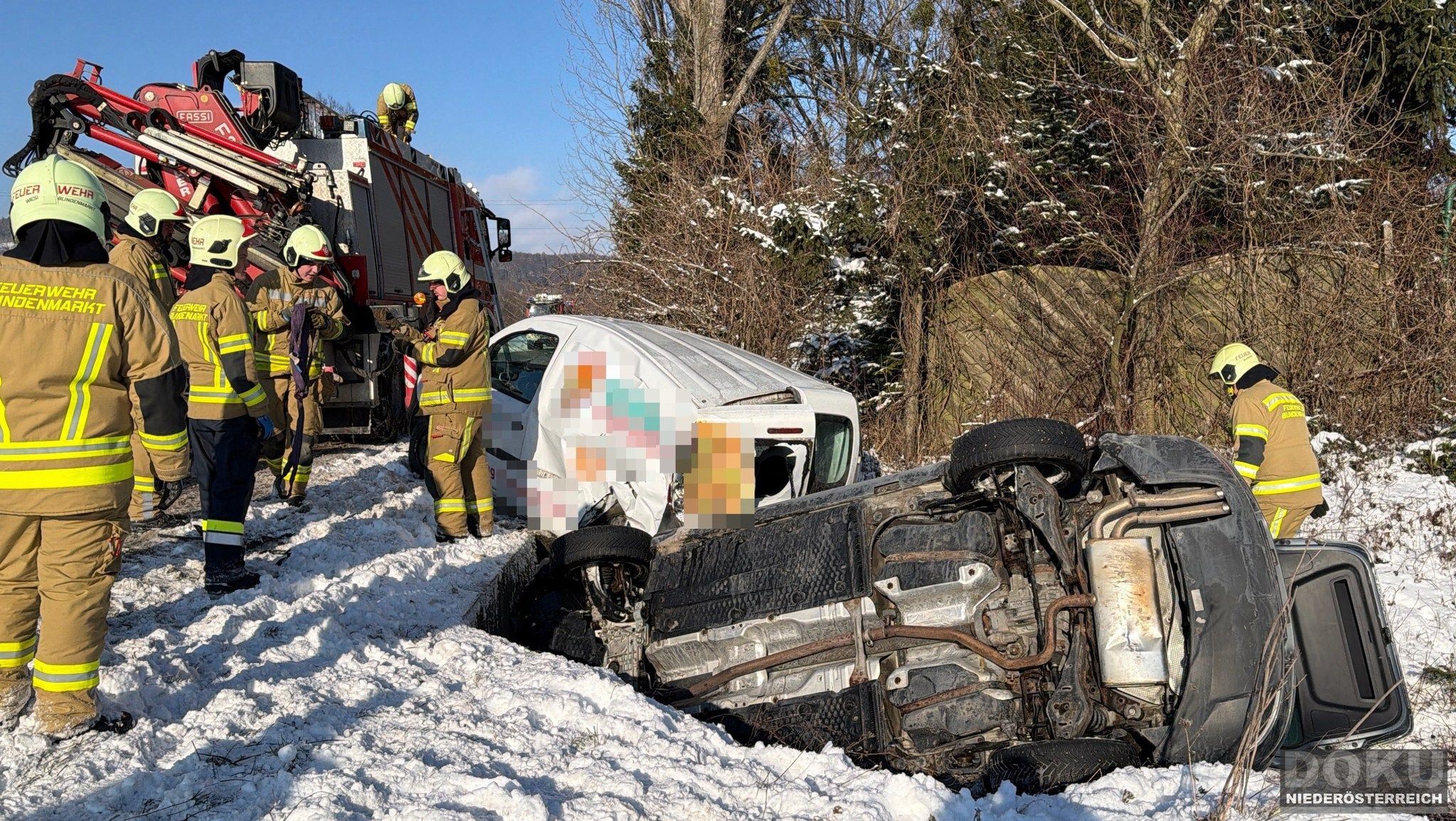 Heute.at - Eisige Fahrbahn – Pkw kracht in Heck von Lkw