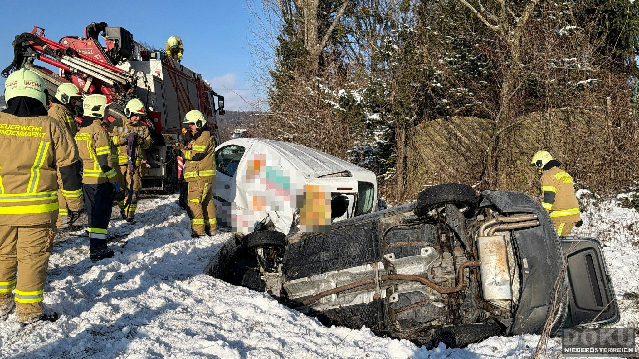 Heute.at - Eisige Fahrbahn – Pkw kracht in Heck von Lkw