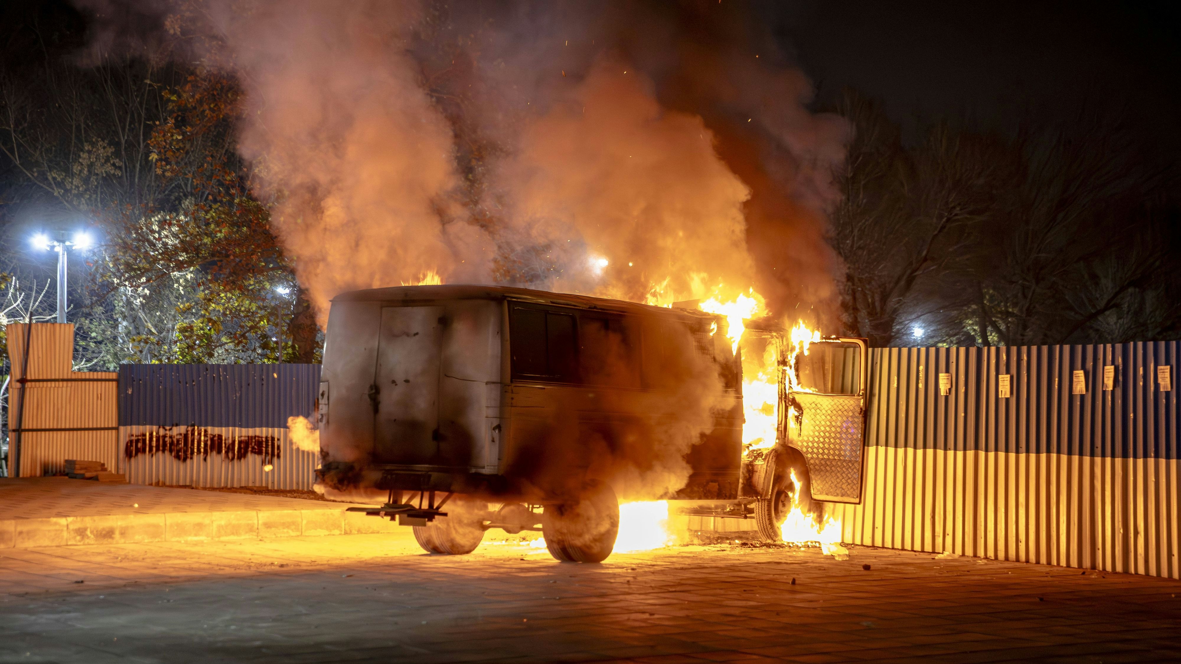 Ein brennender Lastwagen in den Straßen von Teheran, fotografiert am 8. Jänner