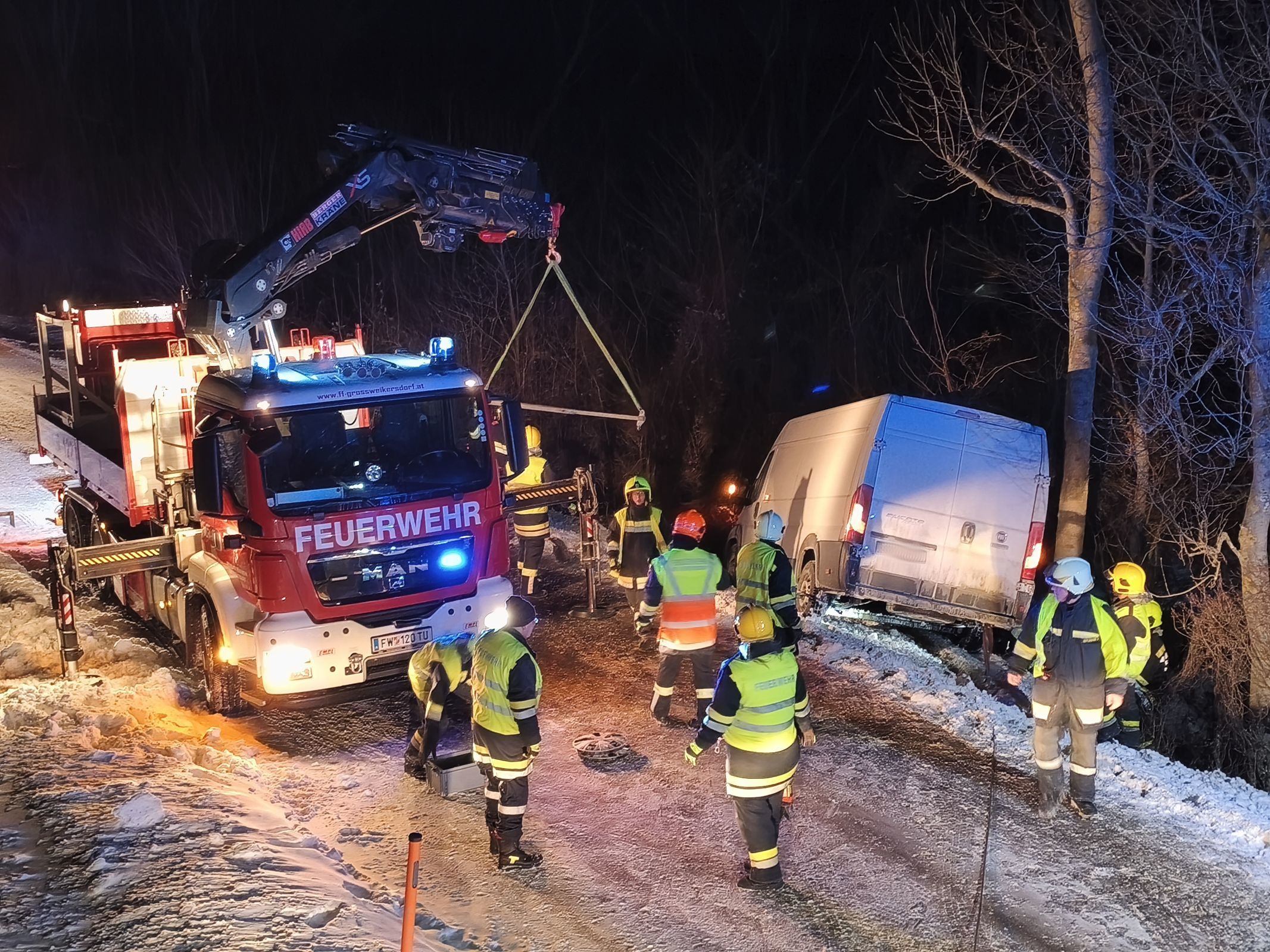 Heute.at - Pkw rutschte bei eisigem Wind in Straßengraben