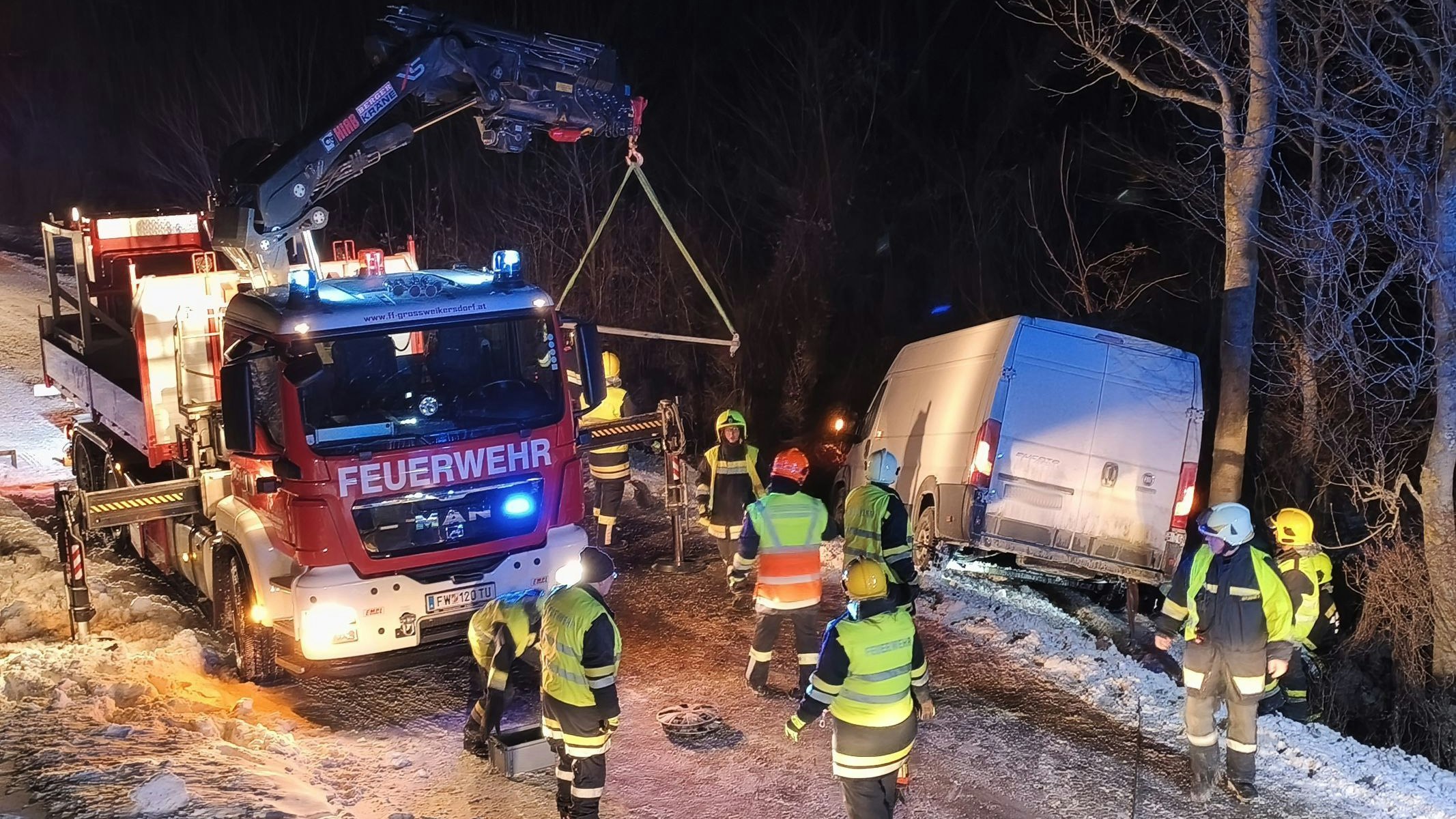 Heute.at - Pkw rutschte bei eisigem Wind in Straßengraben