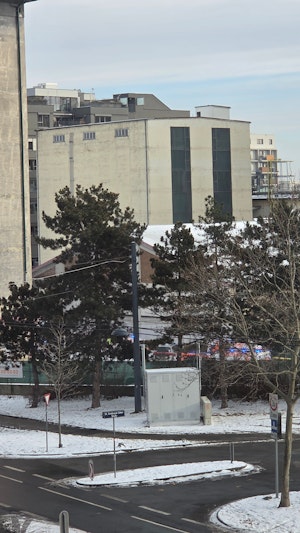 Schwerer Arbeitsunfall Wien: Zwei Männer bei Stromunfall in alter Ankerbrotfabrik schwer verletzt. Ermittlungen zur Ursache laufen.